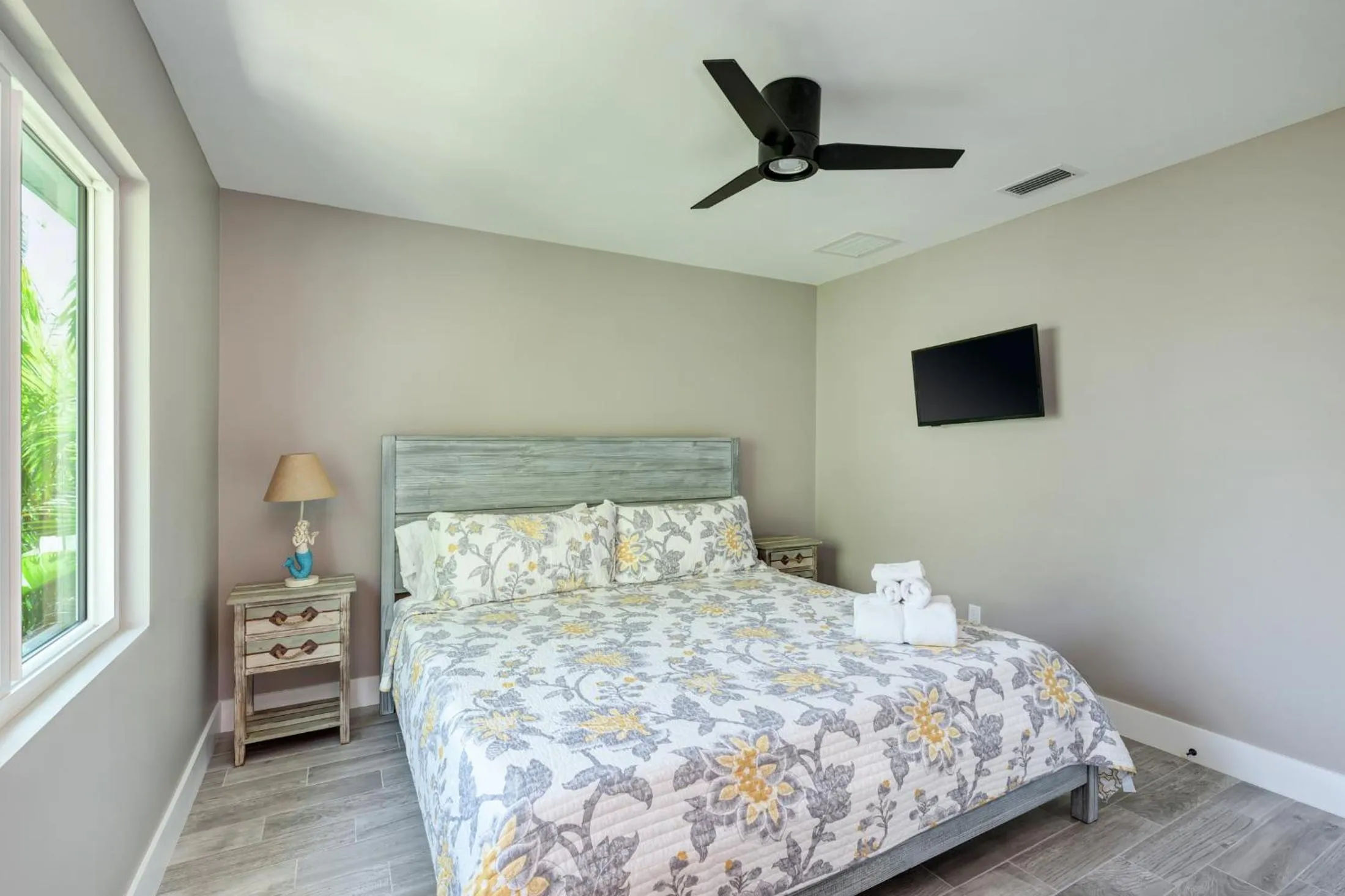 Property building, Bed in Ami Gulf Lookout-Views Of The Gulf From Every Room-Rooftop Terrace