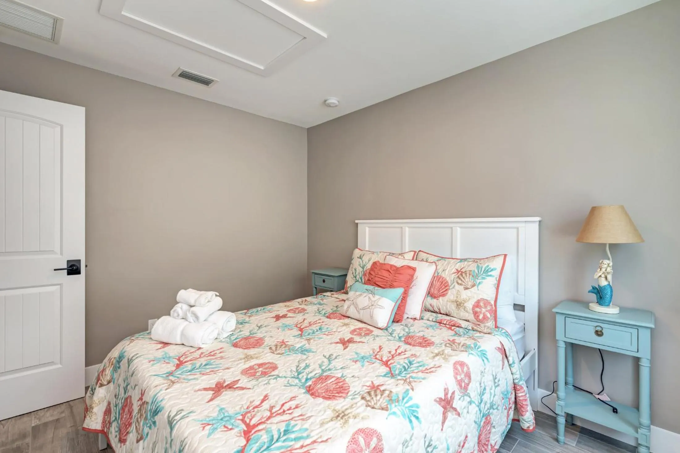 Property building, Bed in Ami Gulf Lookout-Views Of The Gulf From Every Room-Rooftop Terrace