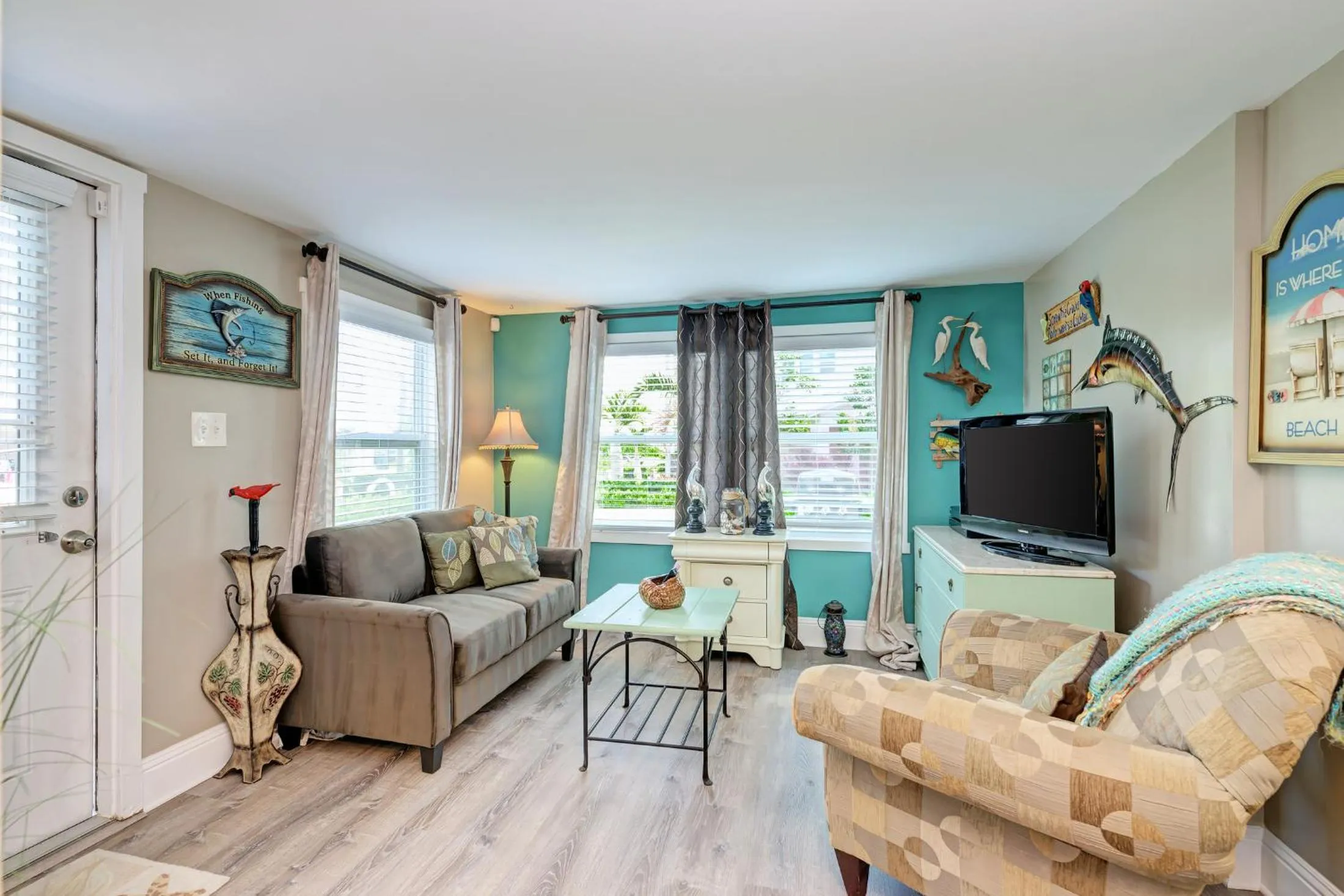 Property building in Ami Lighthouse Cottage-One Minute Walk To The Beach-Keyless Locks