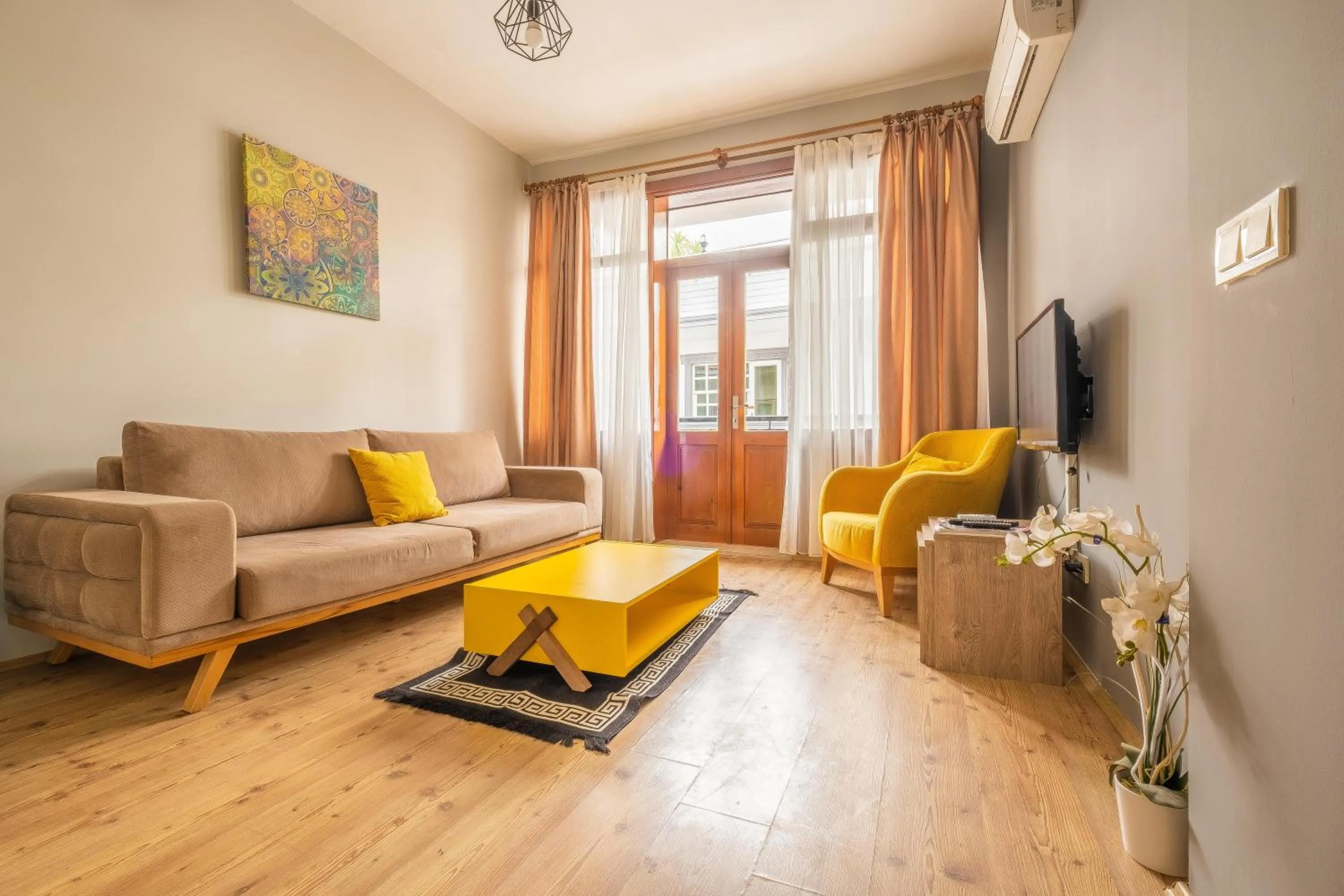 TV and multimedia in Old Town Deluxe Flats