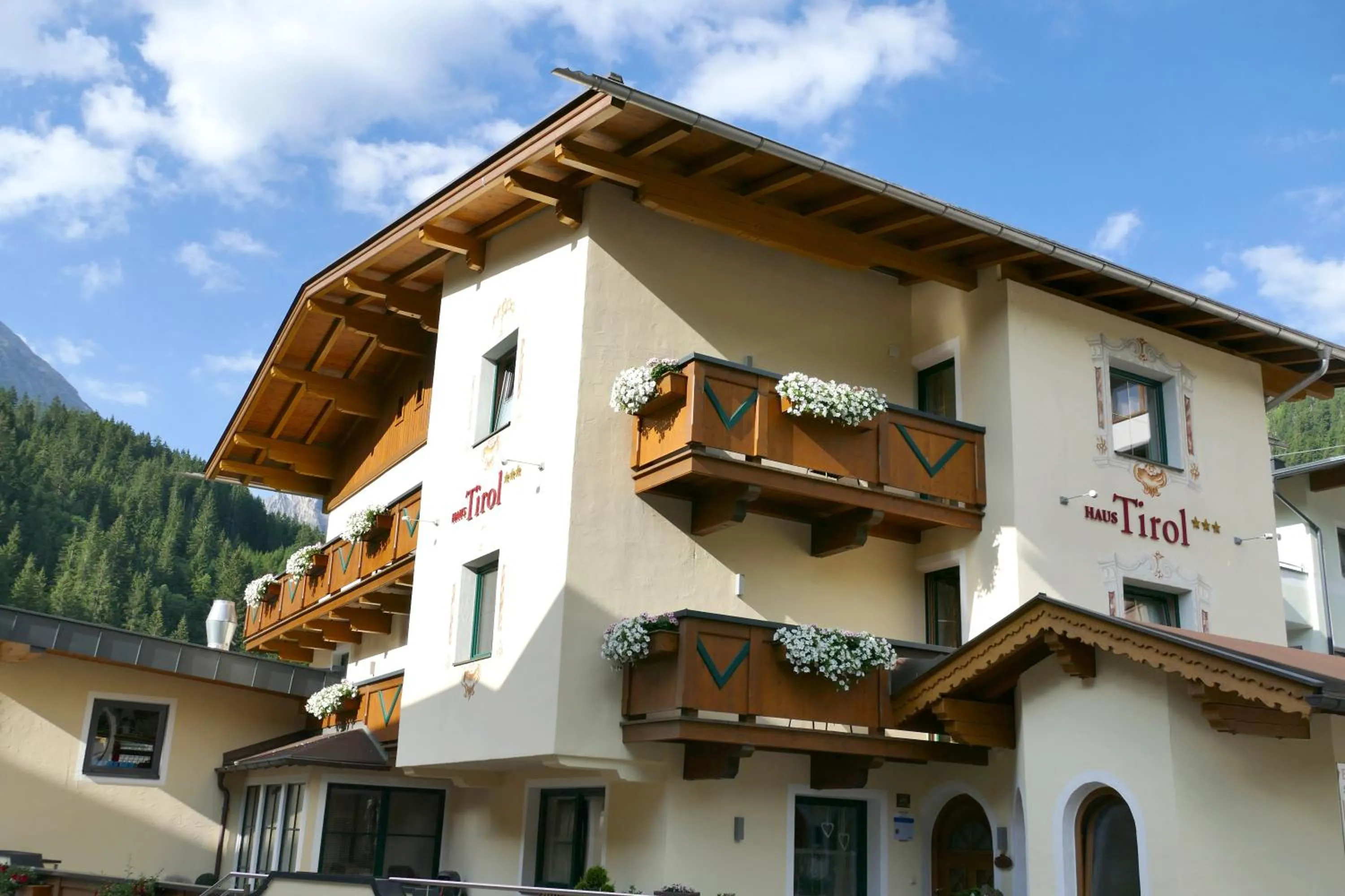 Property building in Haus Tirol