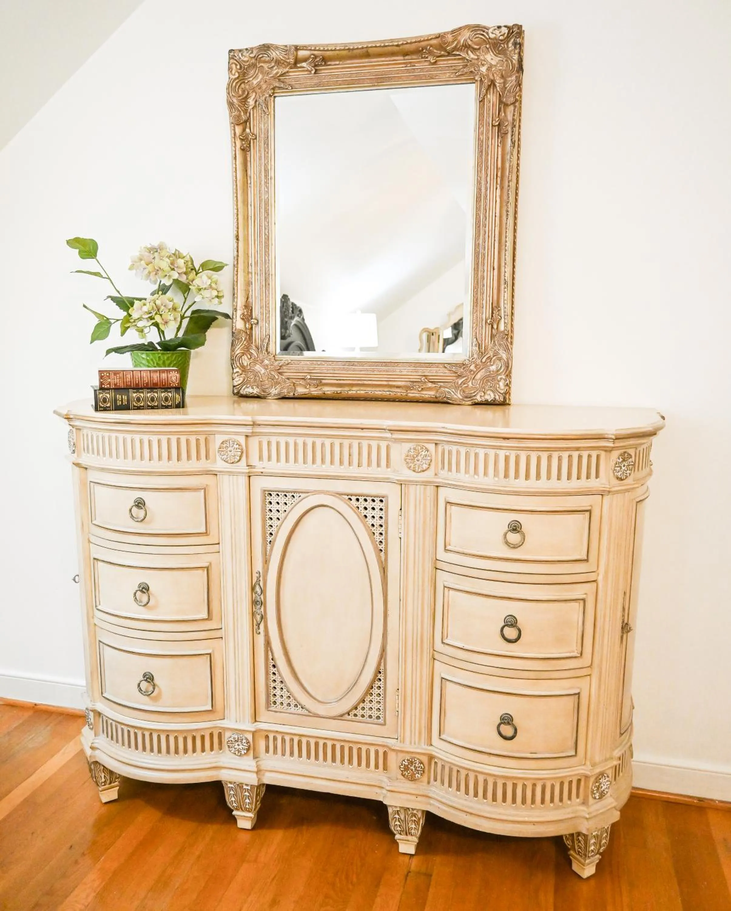 Decorative detail in Colonial Gardens B & B