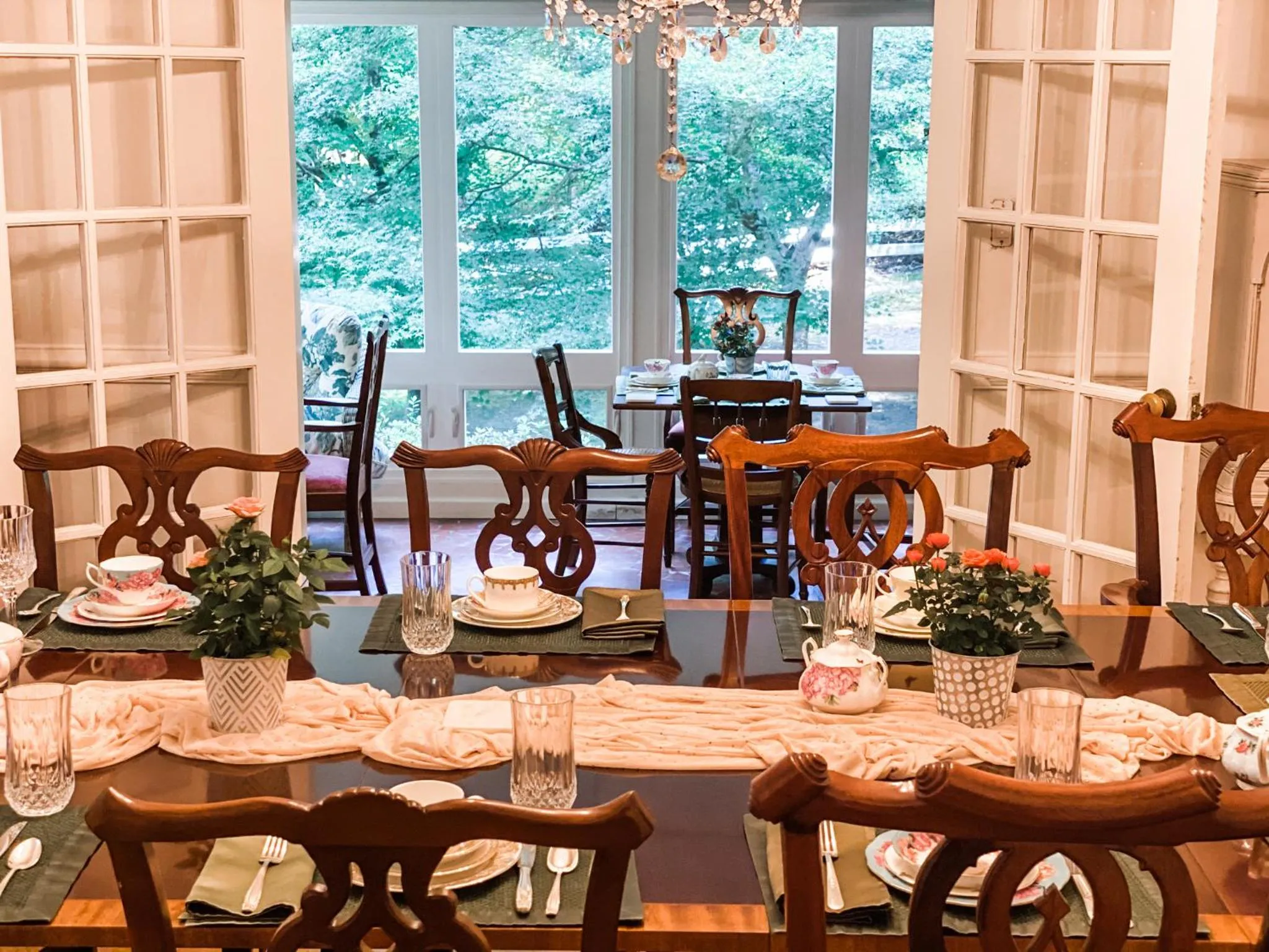 Dining area in Colonial Gardens B & B