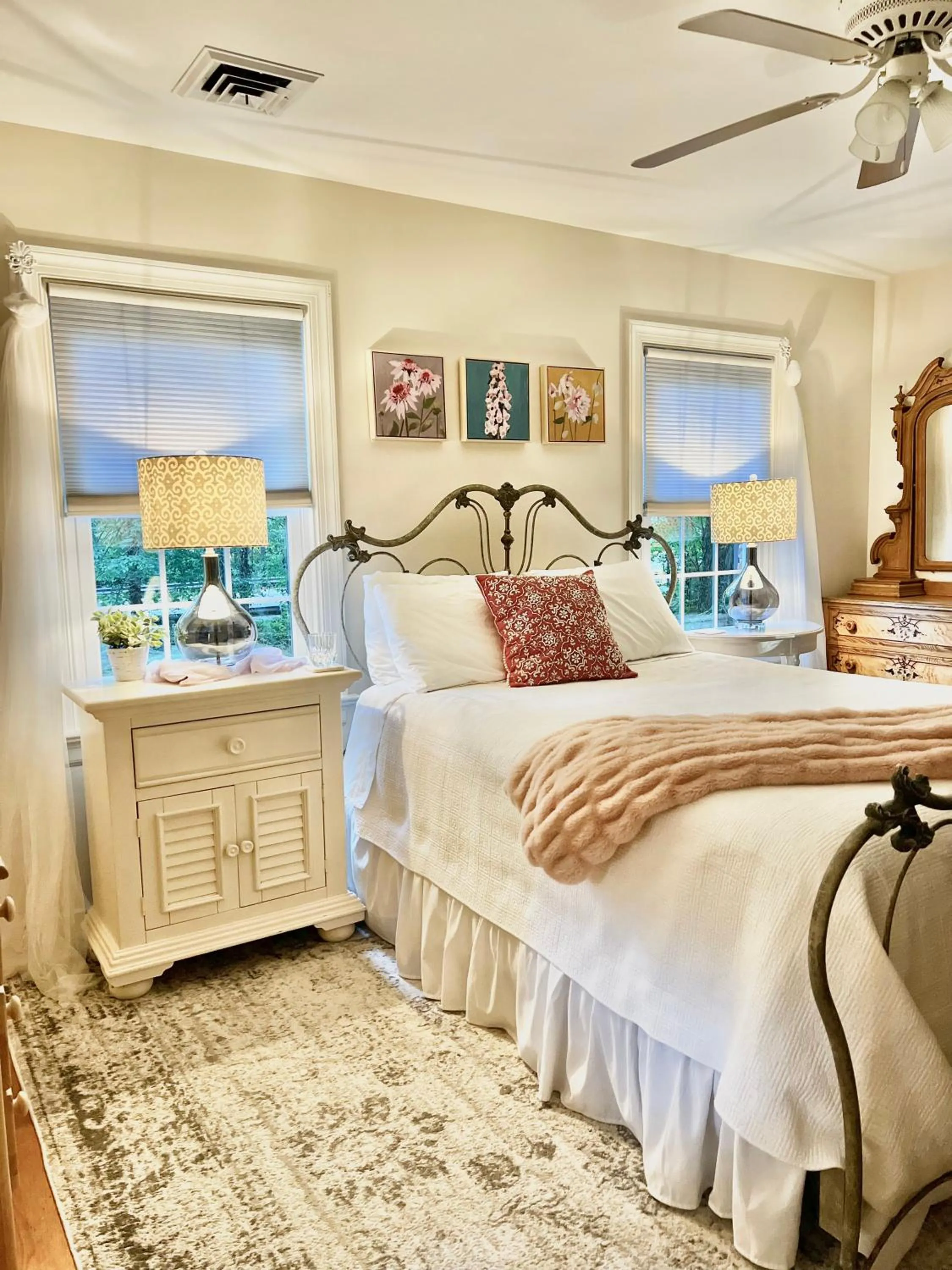 Bedroom, Bed in Colonial Gardens B & B