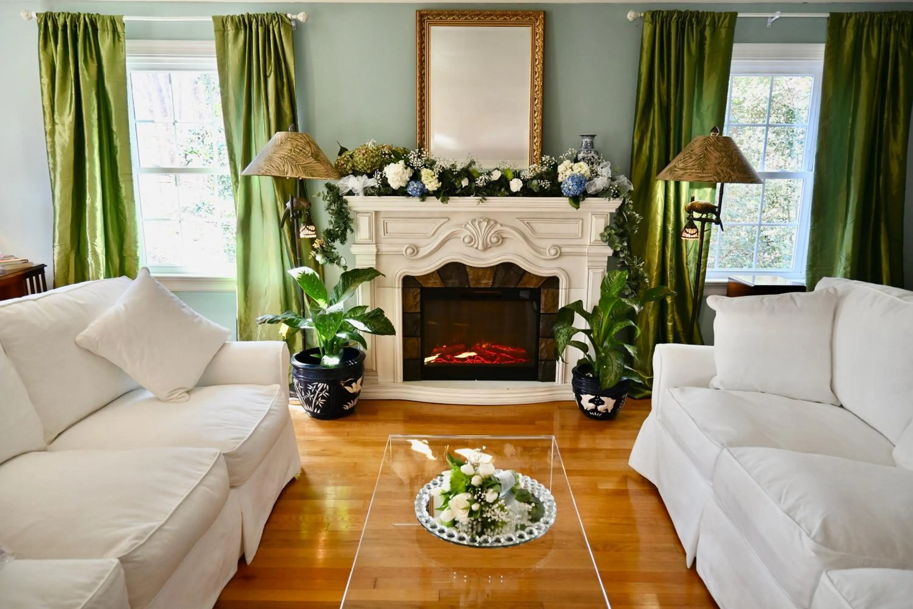Living room in Colonial Gardens B & B