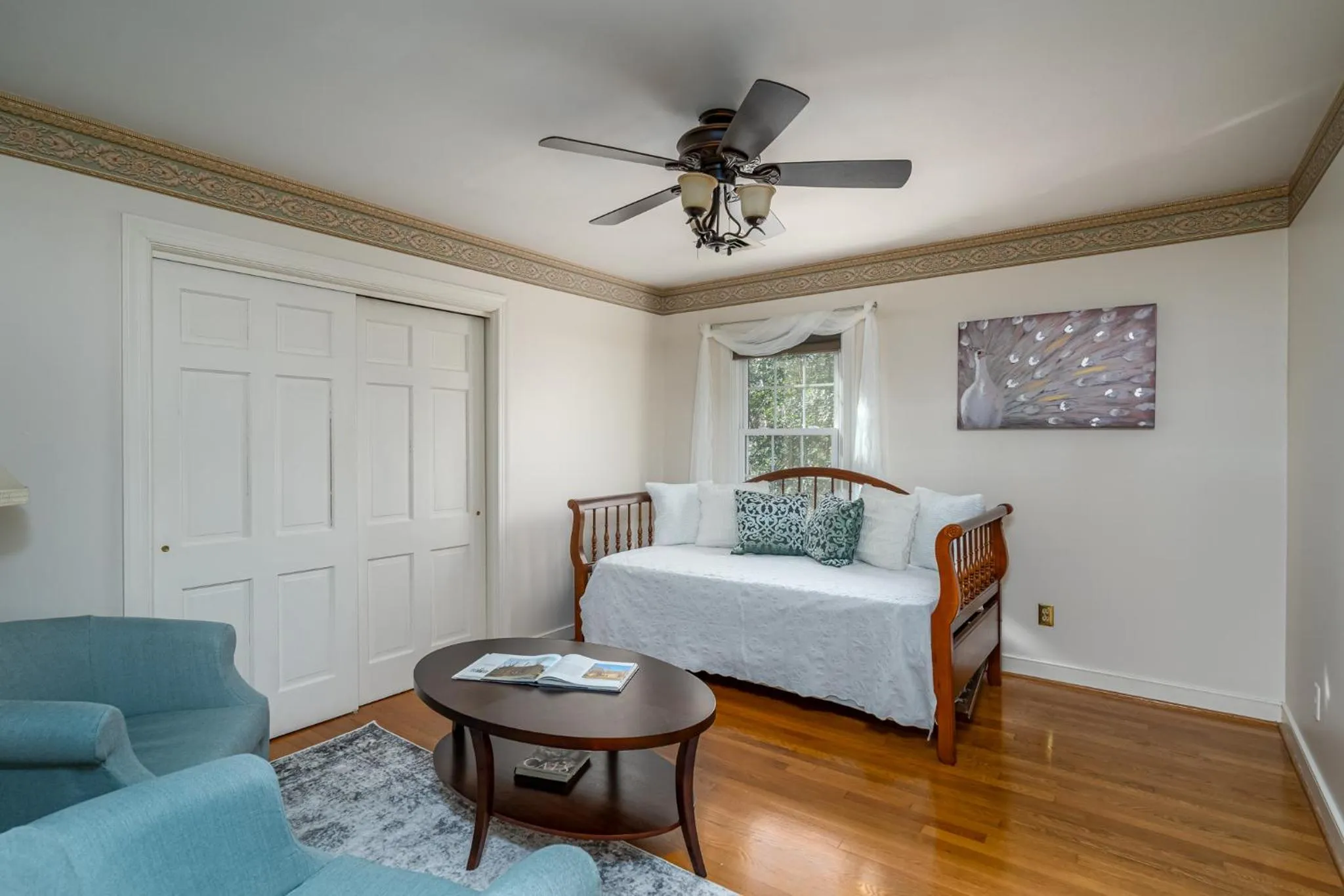 Bedroom, Bed in Colonial Gardens B & B