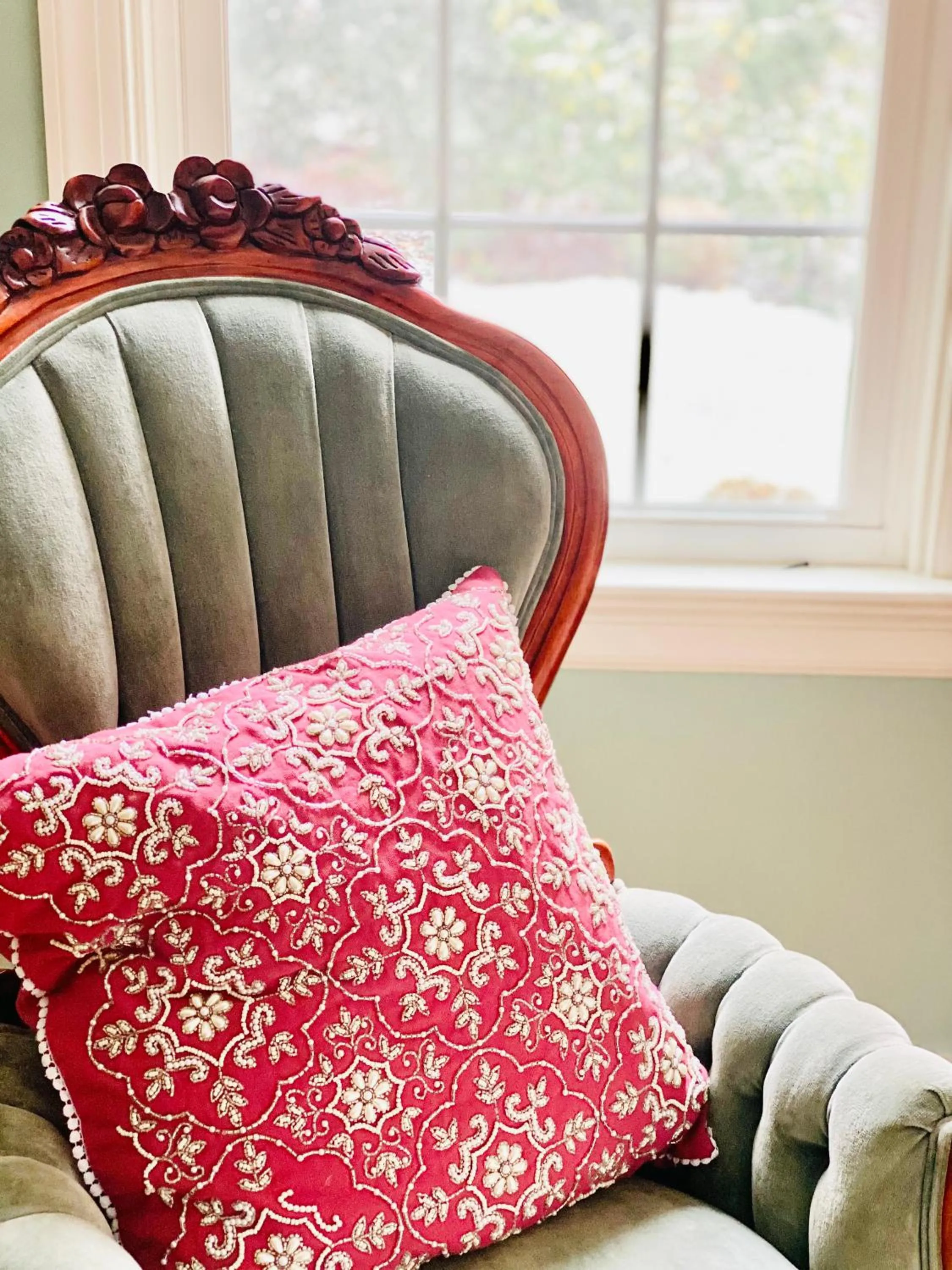 Living room in Colonial Gardens B & B