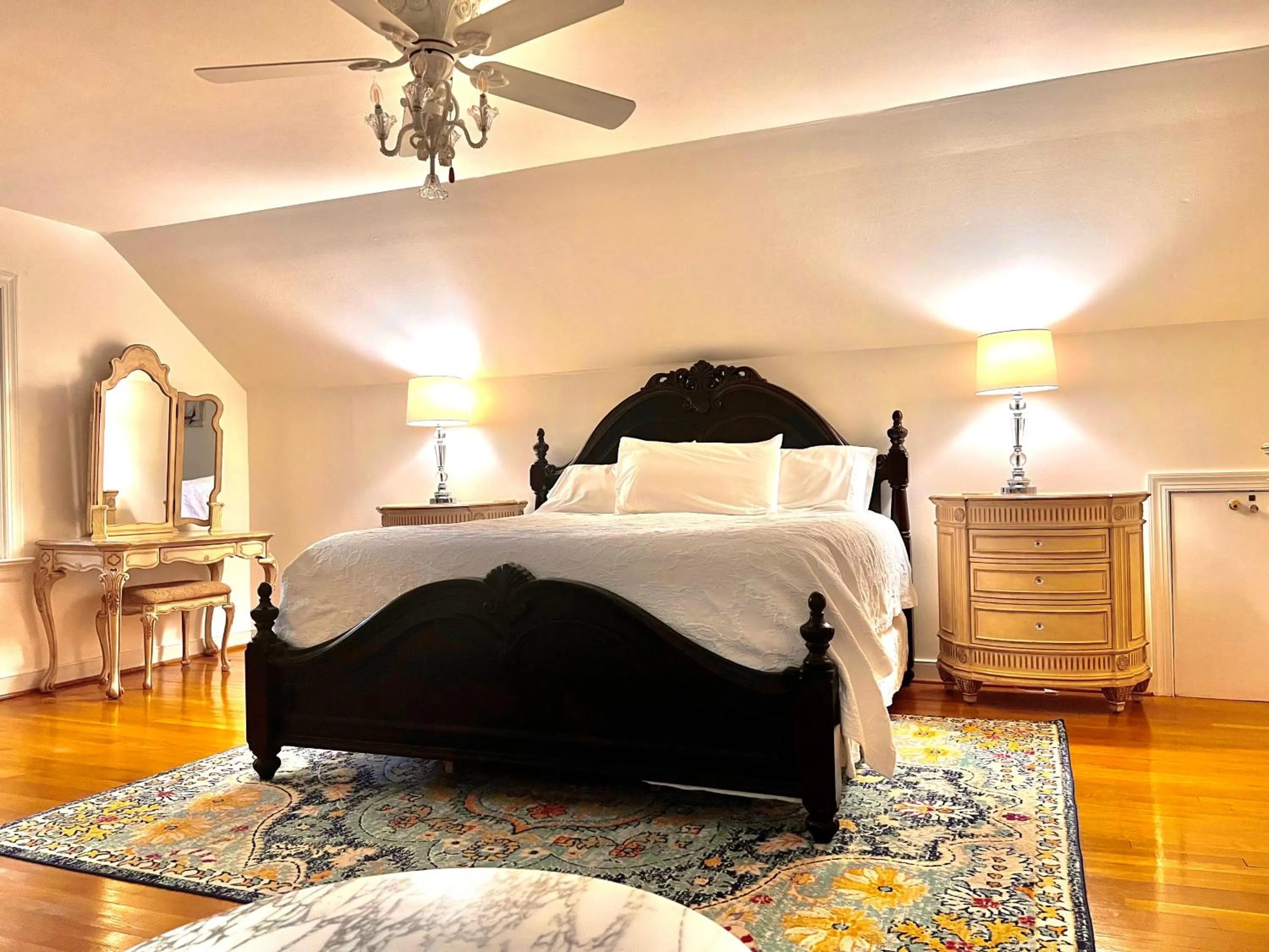 Bedroom, Bed in Colonial Gardens B & B