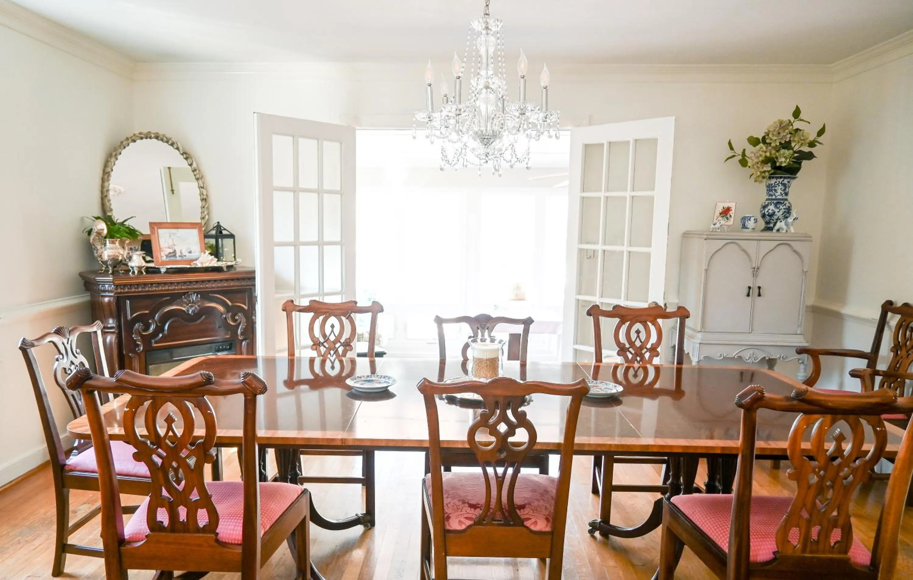 Dining area in Colonial Gardens B & B