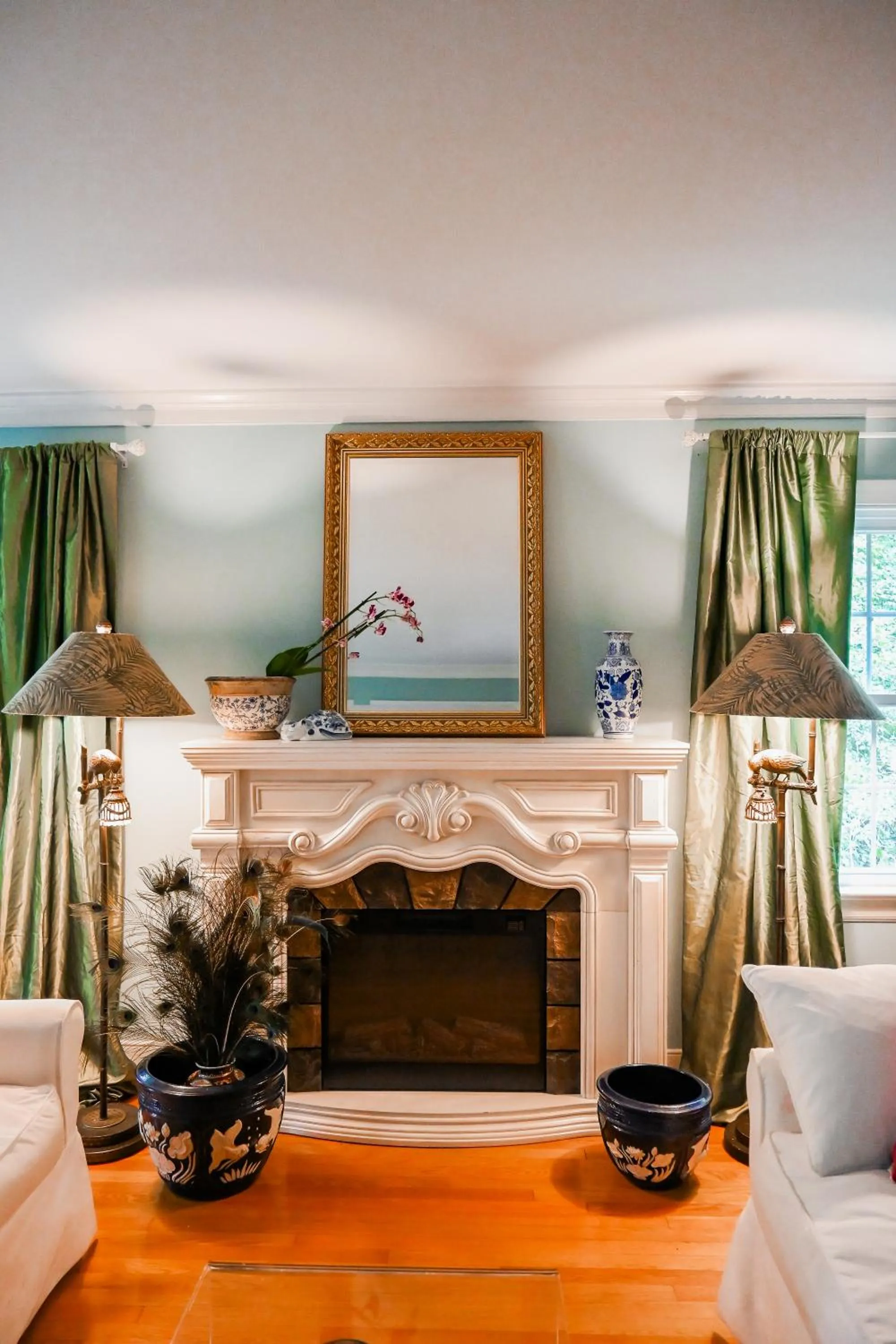 Decorative detail in Colonial Gardens B & B