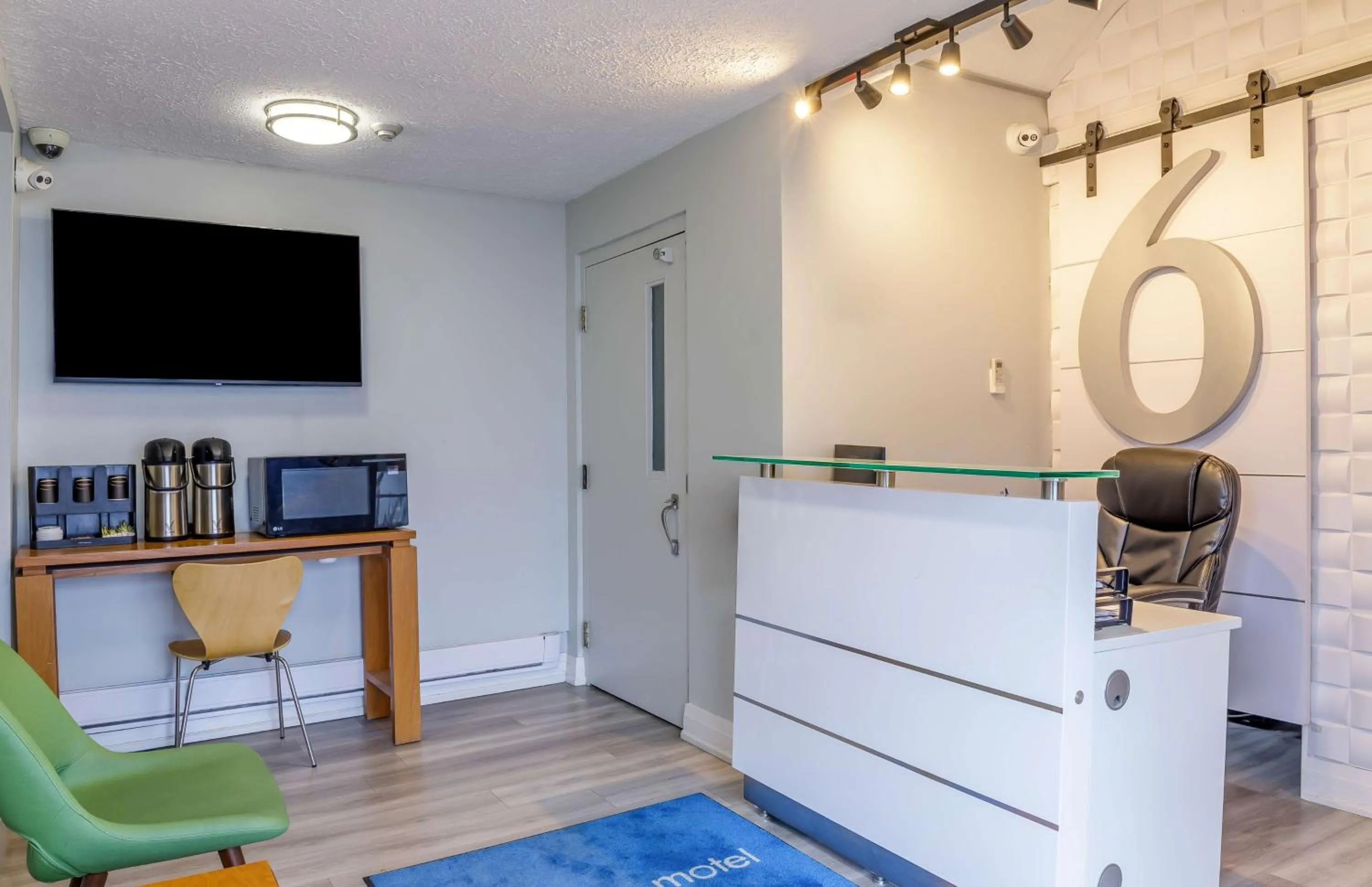 Lobby or reception in Motel 6 Niagara Falls, ON Near the Falls