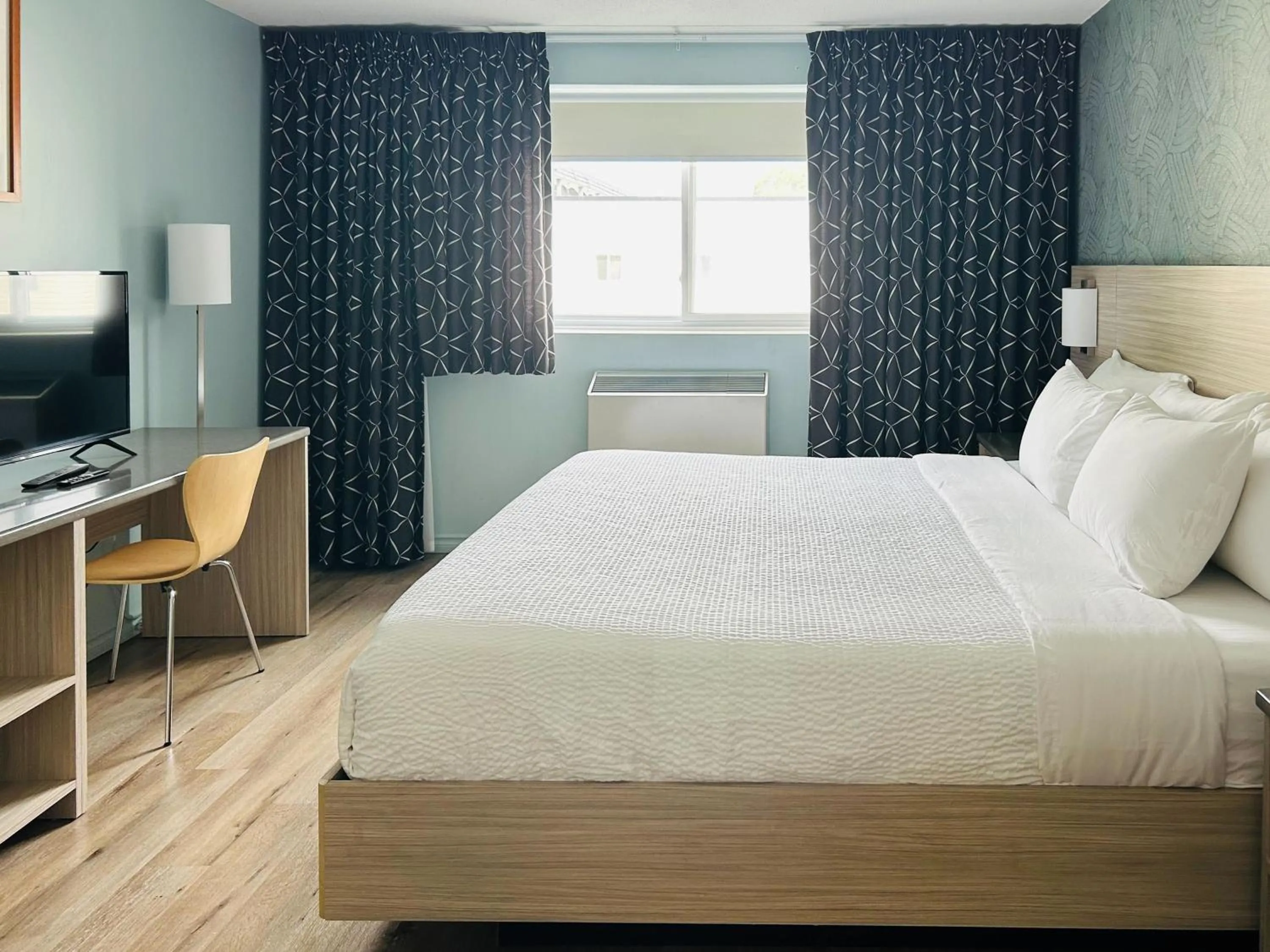 Bedroom, Bed in Motel 6 Niagara Falls, ON Near the Falls