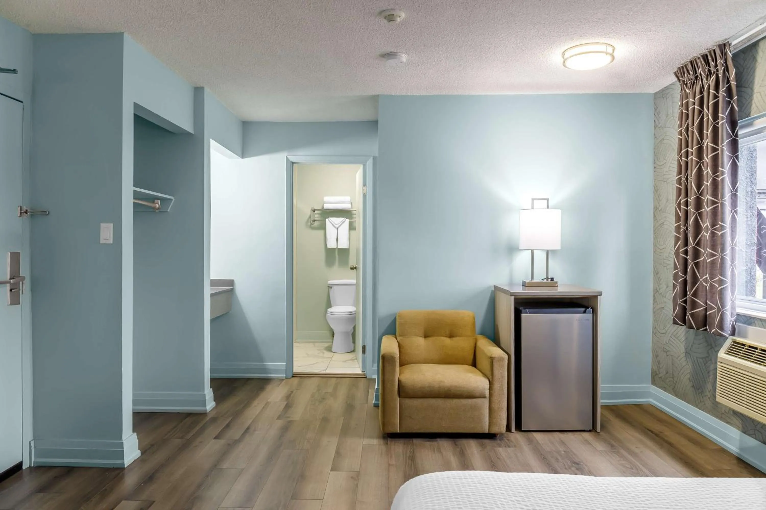 Bedroom, Bed in Motel 6 Niagara Falls, ON Near the Falls