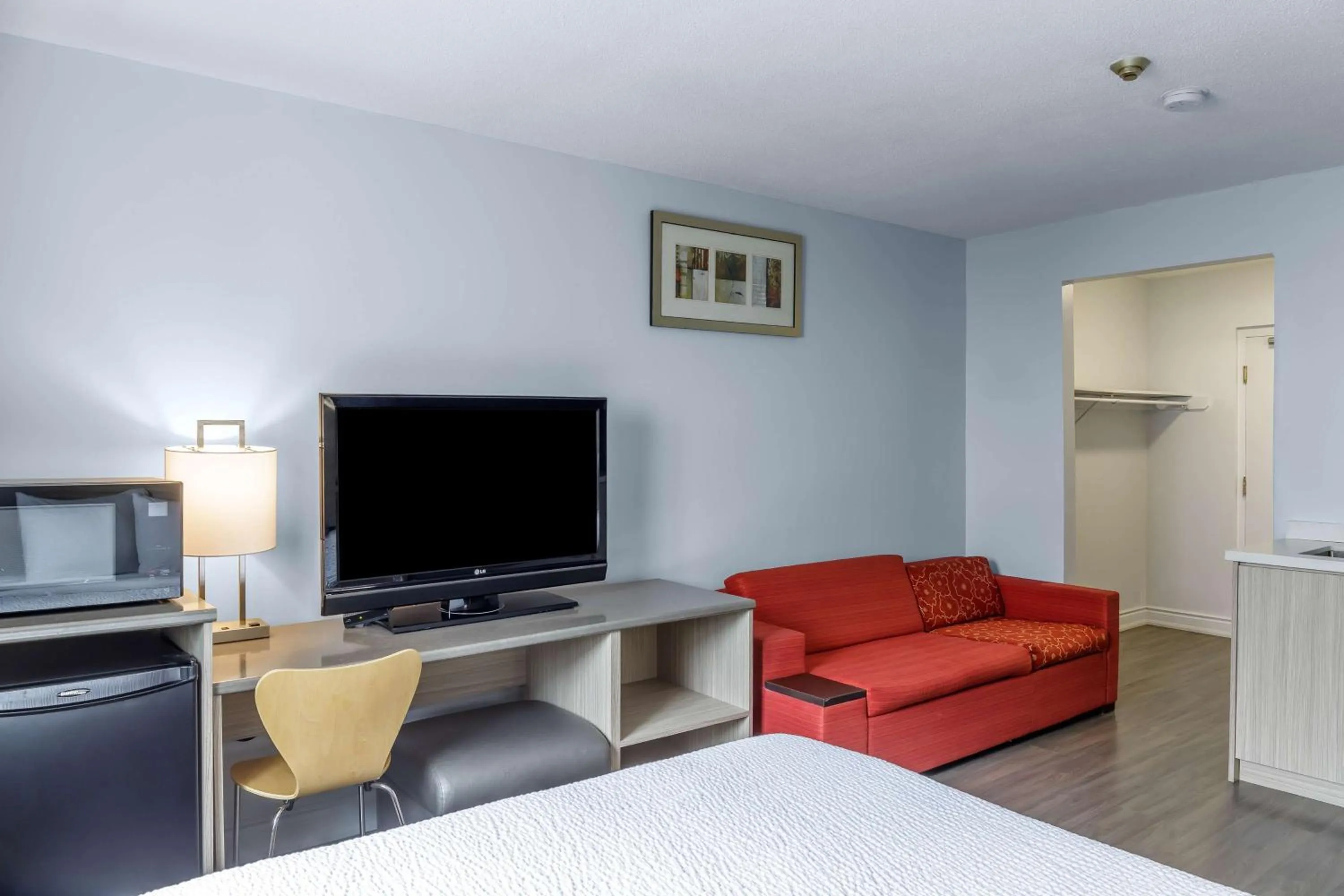 Bedroom in Motel 6 Niagara Falls, ON Near the Falls