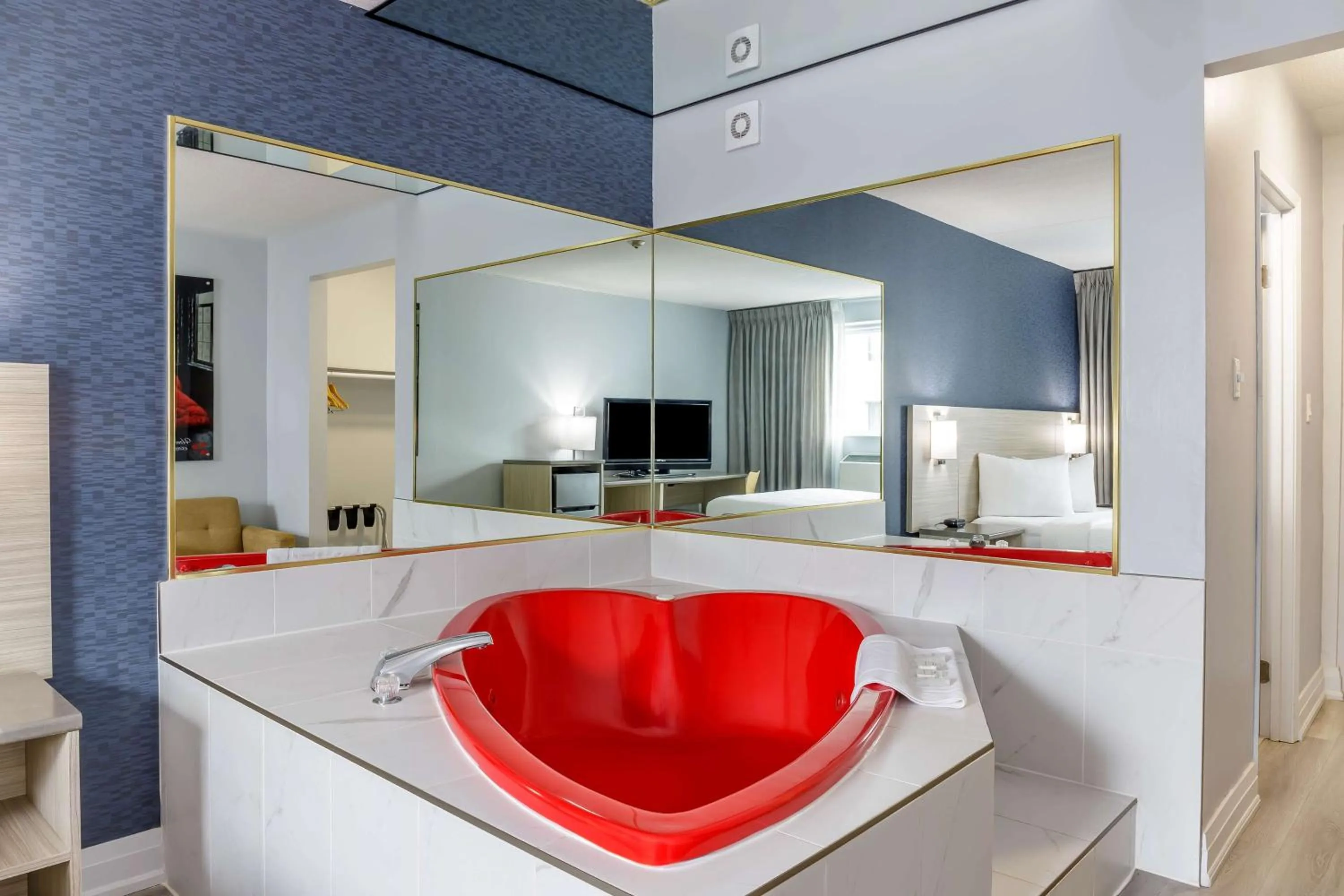 Bathroom in Motel 6 Niagara Falls, ON Near the Falls