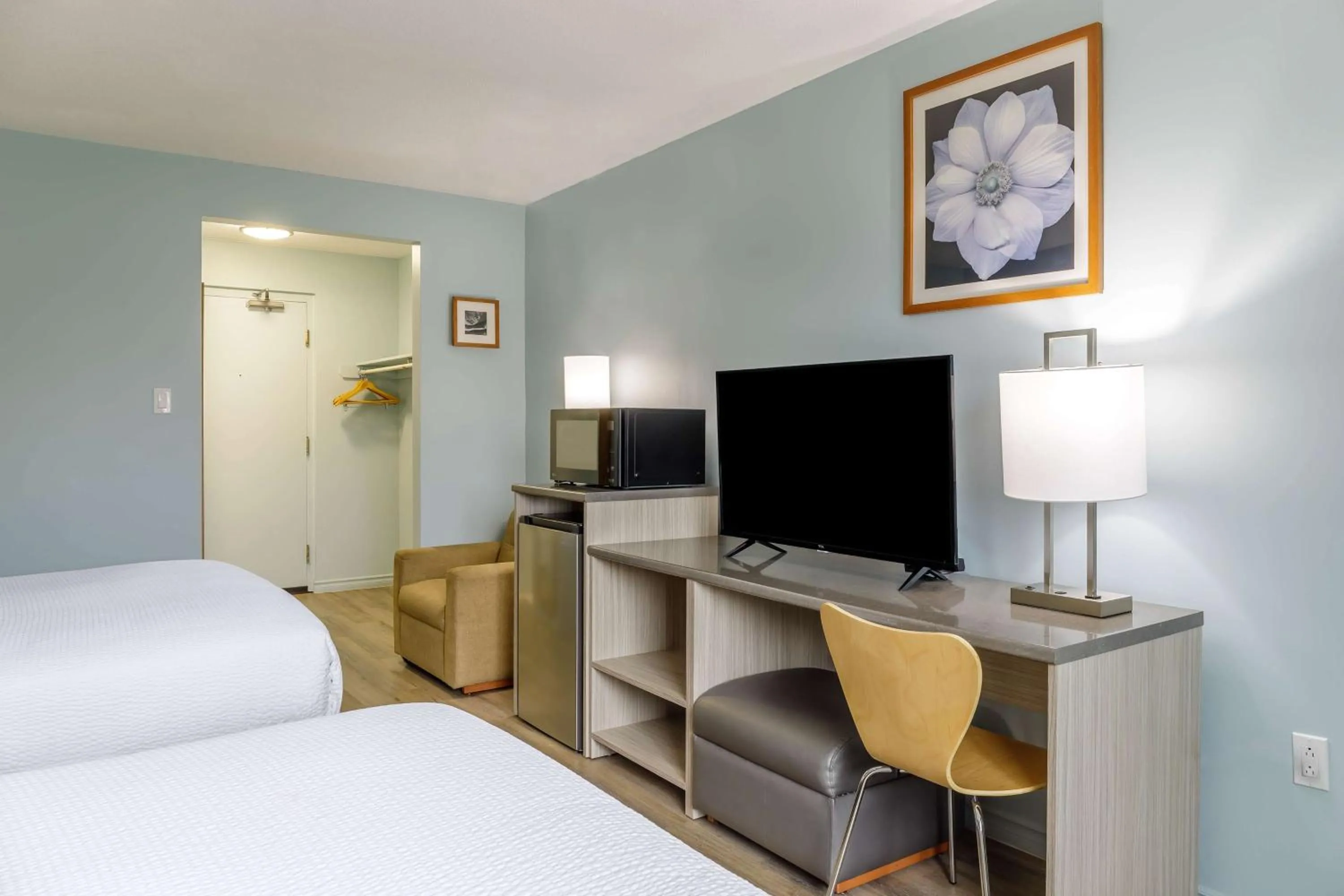 Bedroom, Bed in Motel 6 Niagara Falls, ON Near the Falls