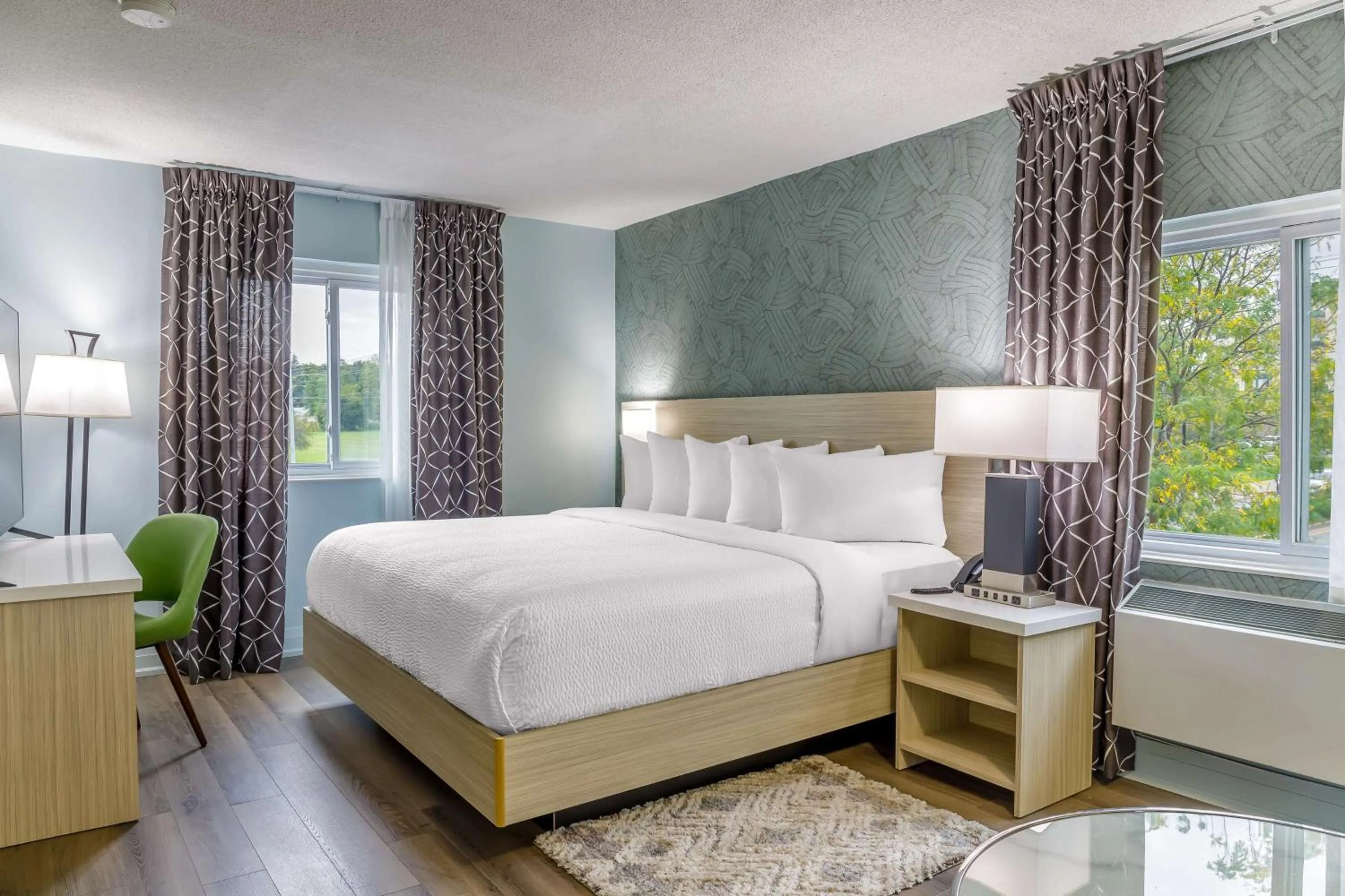 Bedroom, Bed in Motel 6 Niagara Falls, ON Near the Falls