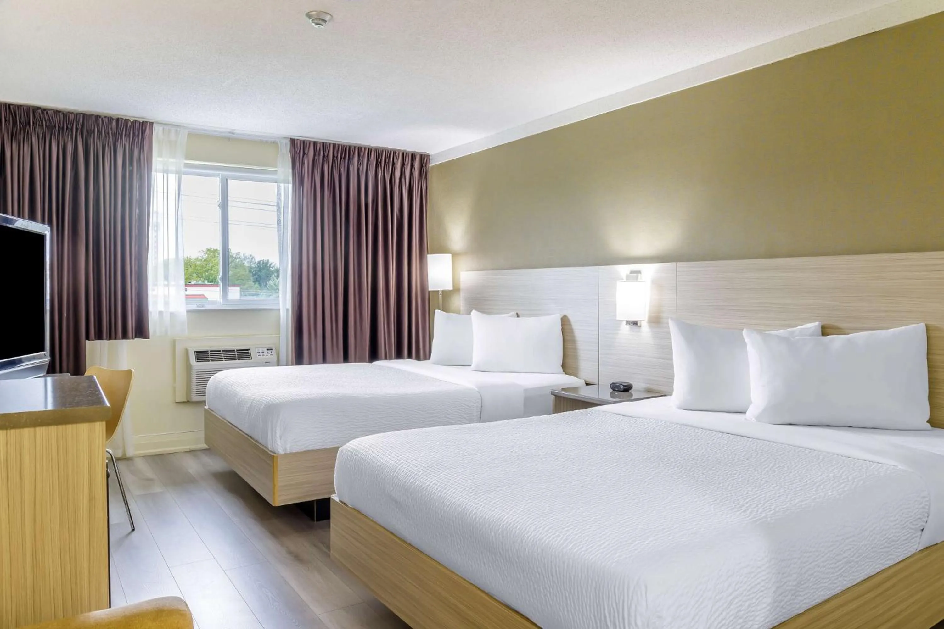 Bedroom, Bed in Motel 6 Niagara Falls, ON Near the Falls