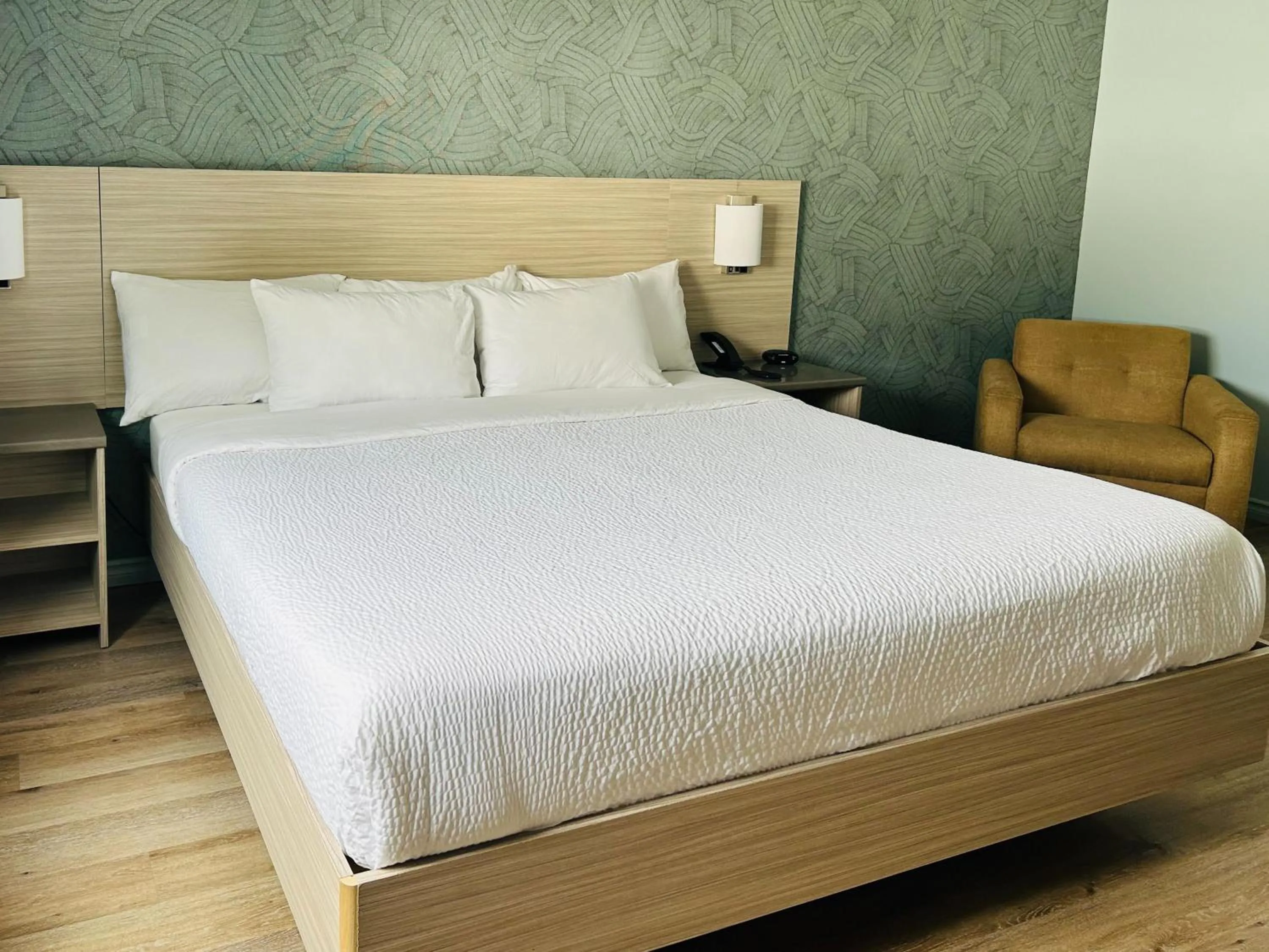 Bedroom, Bed in Motel 6 Niagara Falls, ON Near the Falls