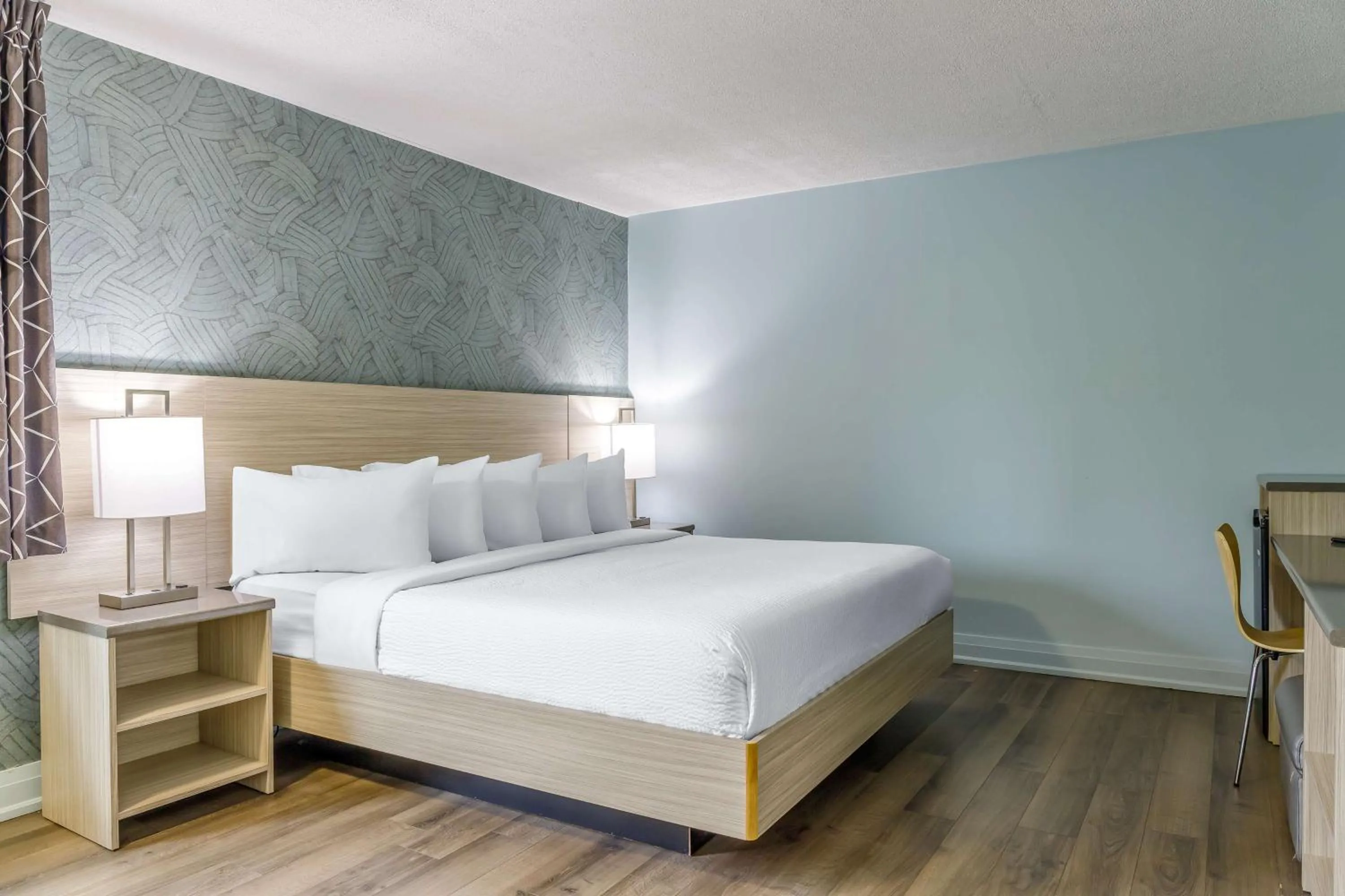 Bedroom, Bed in Motel 6 Niagara Falls, ON Near the Falls