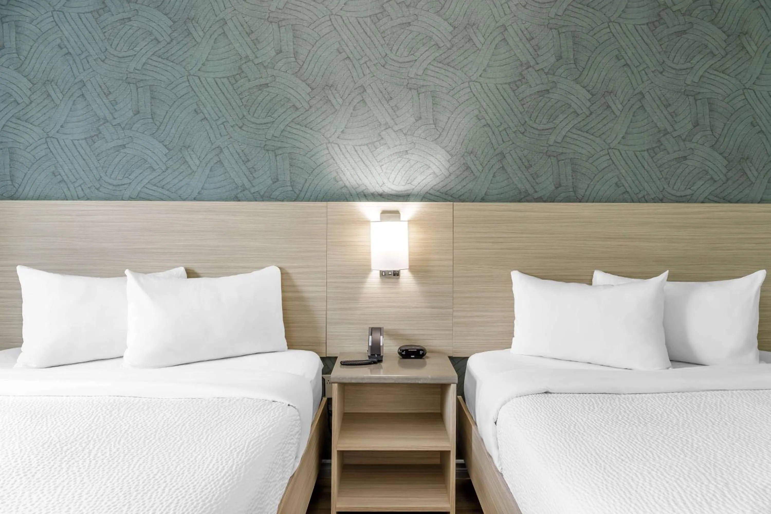 Bedroom, Bed in Motel 6 Niagara Falls, ON Near the Falls