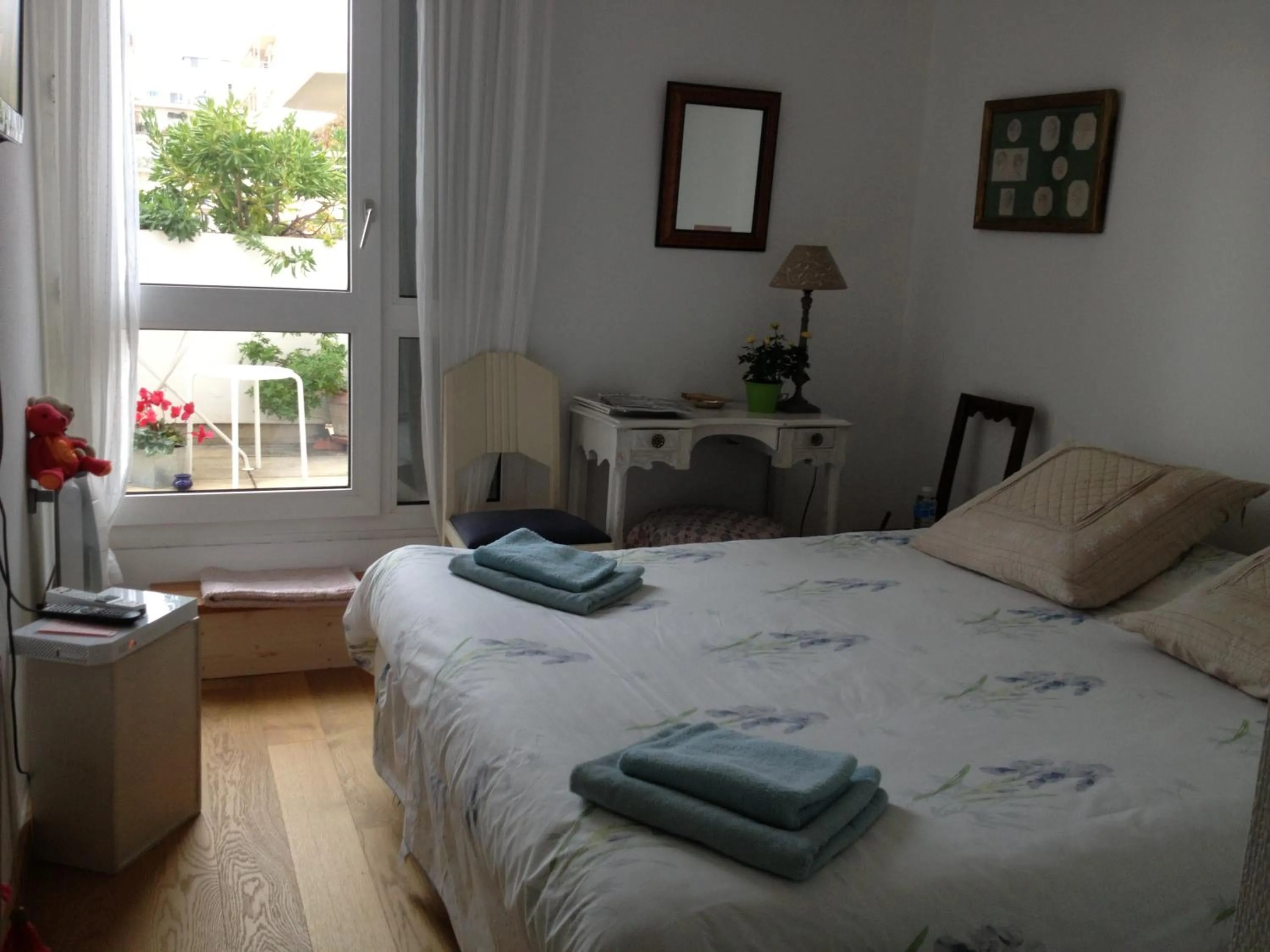 People, Bed in La Petite Maison