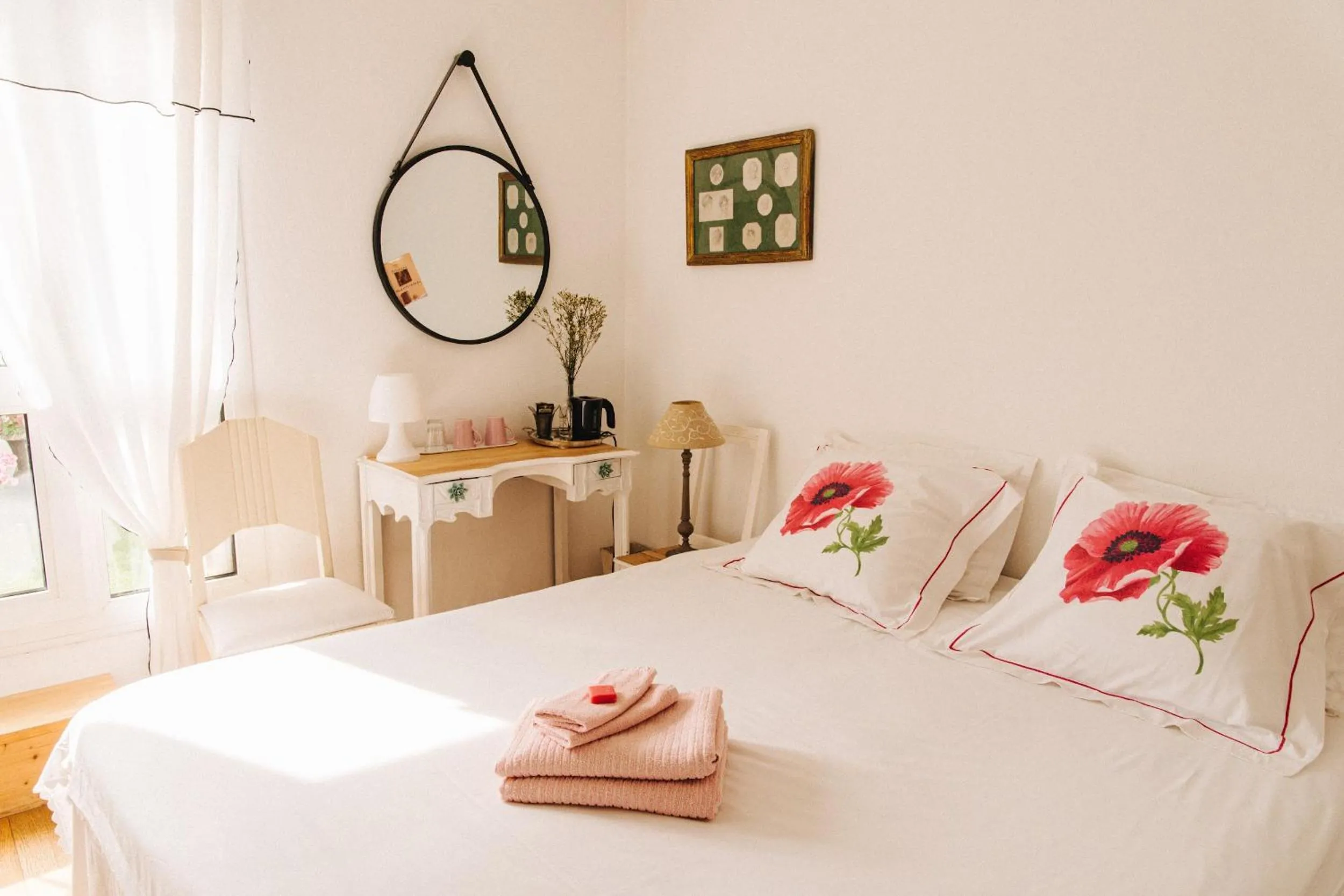 Photo of the whole room, Bed in La Petite Maison
