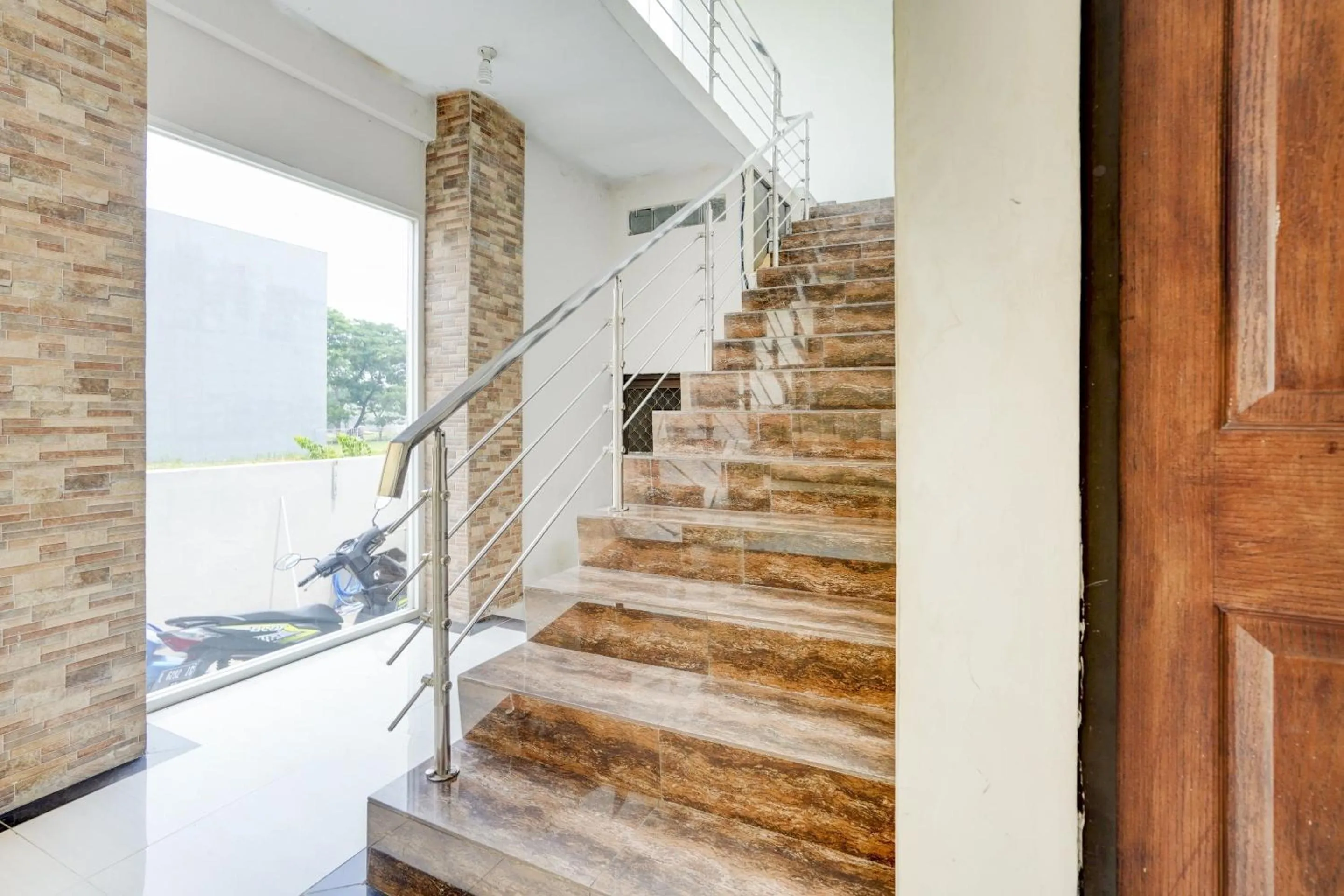 Lobby or reception in OYO Life 90606 Glass House Citraland Syariah