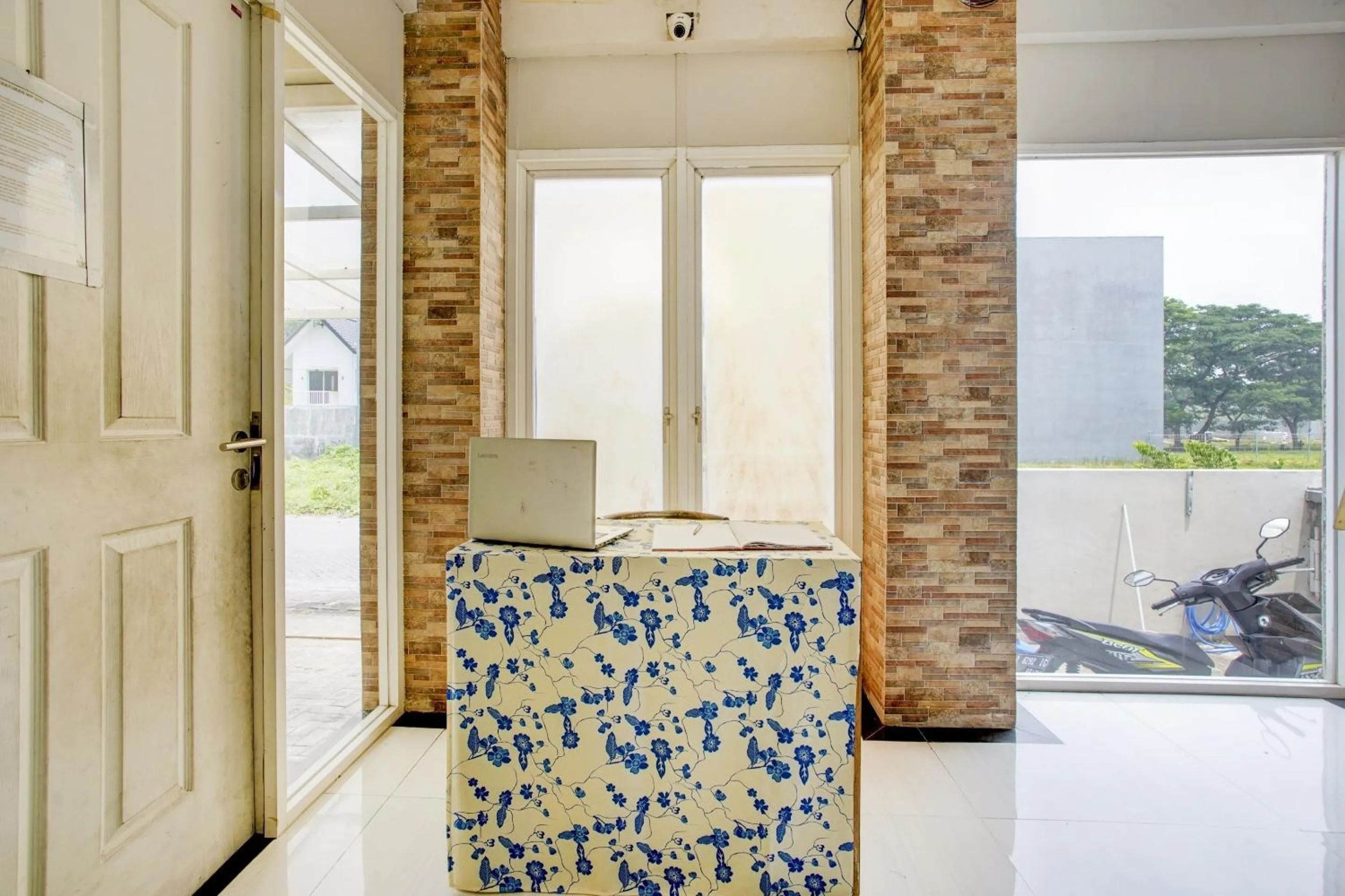 Lobby or reception in OYO Life 90606 Glass House Citraland Syariah