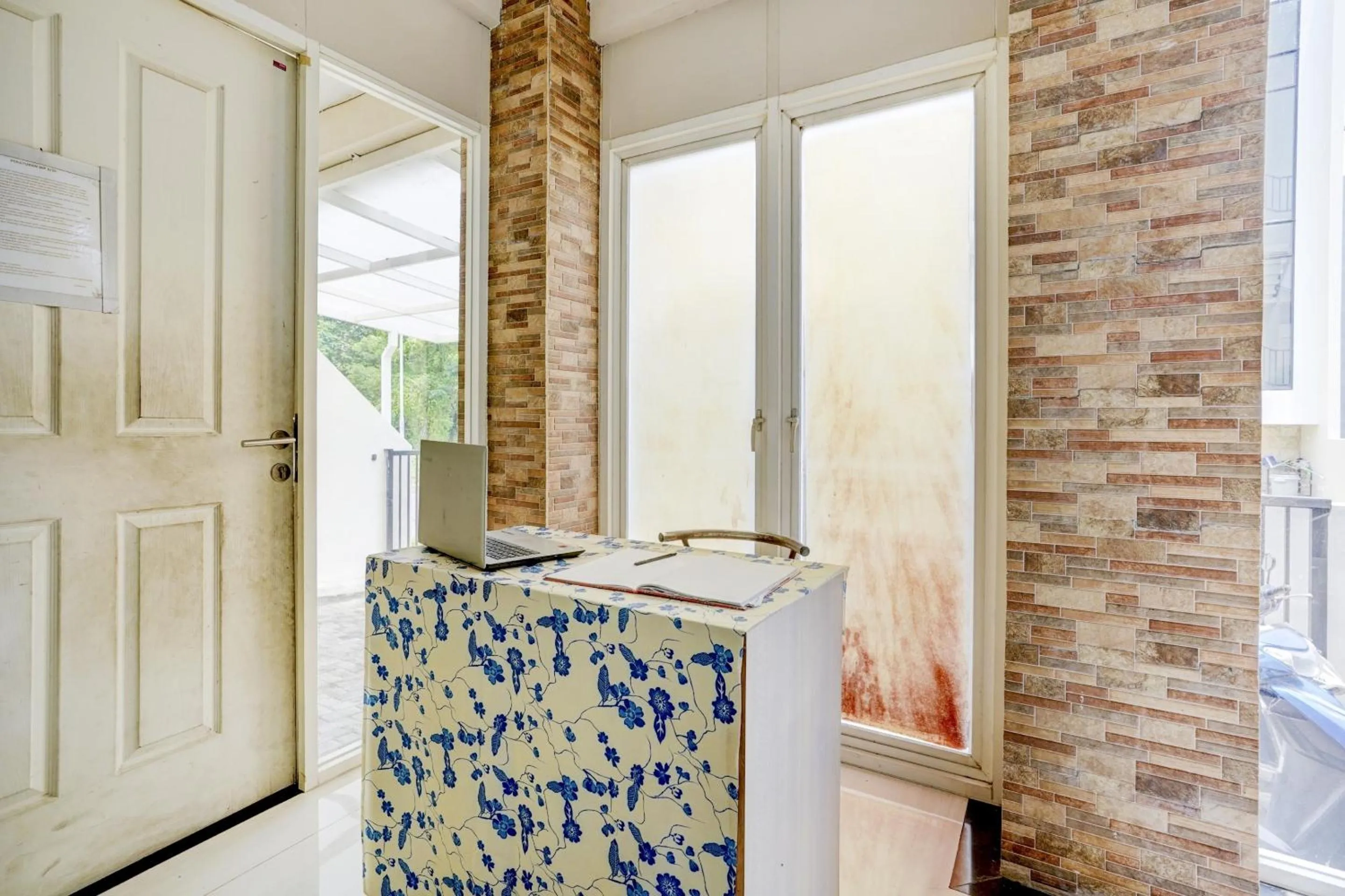 Lobby or reception in OYO Life 90606 Glass House Citraland Syariah