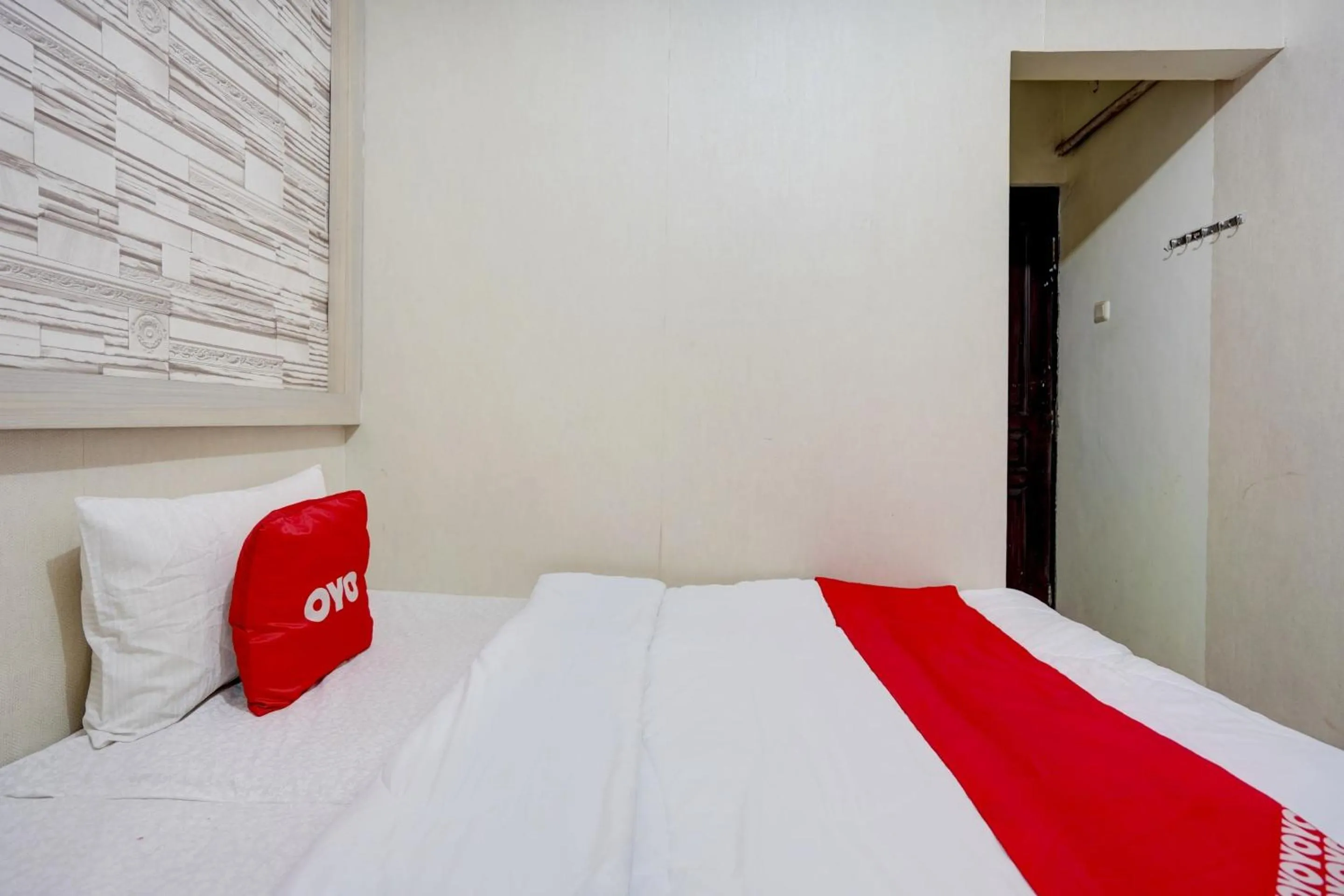 Bedroom, Bed in OYO Life 90606 Glass House Citraland Syariah