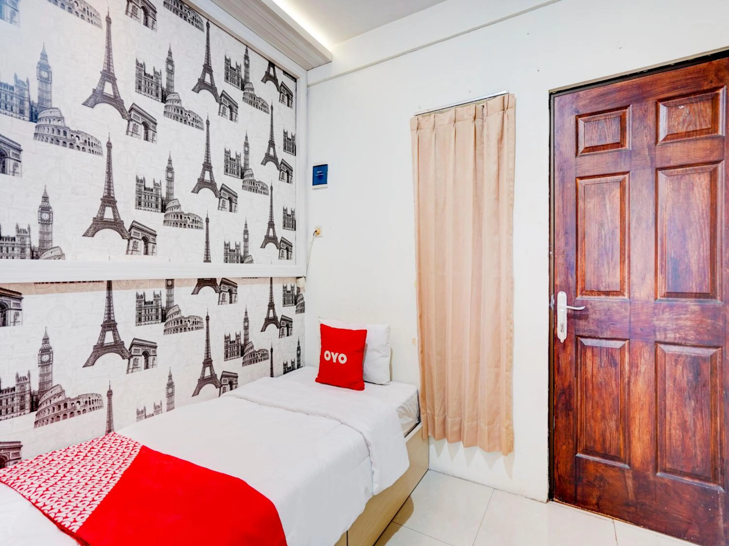 Large Single Room - single occupancy in OYO Life 90606 Glass House Citraland Syariah