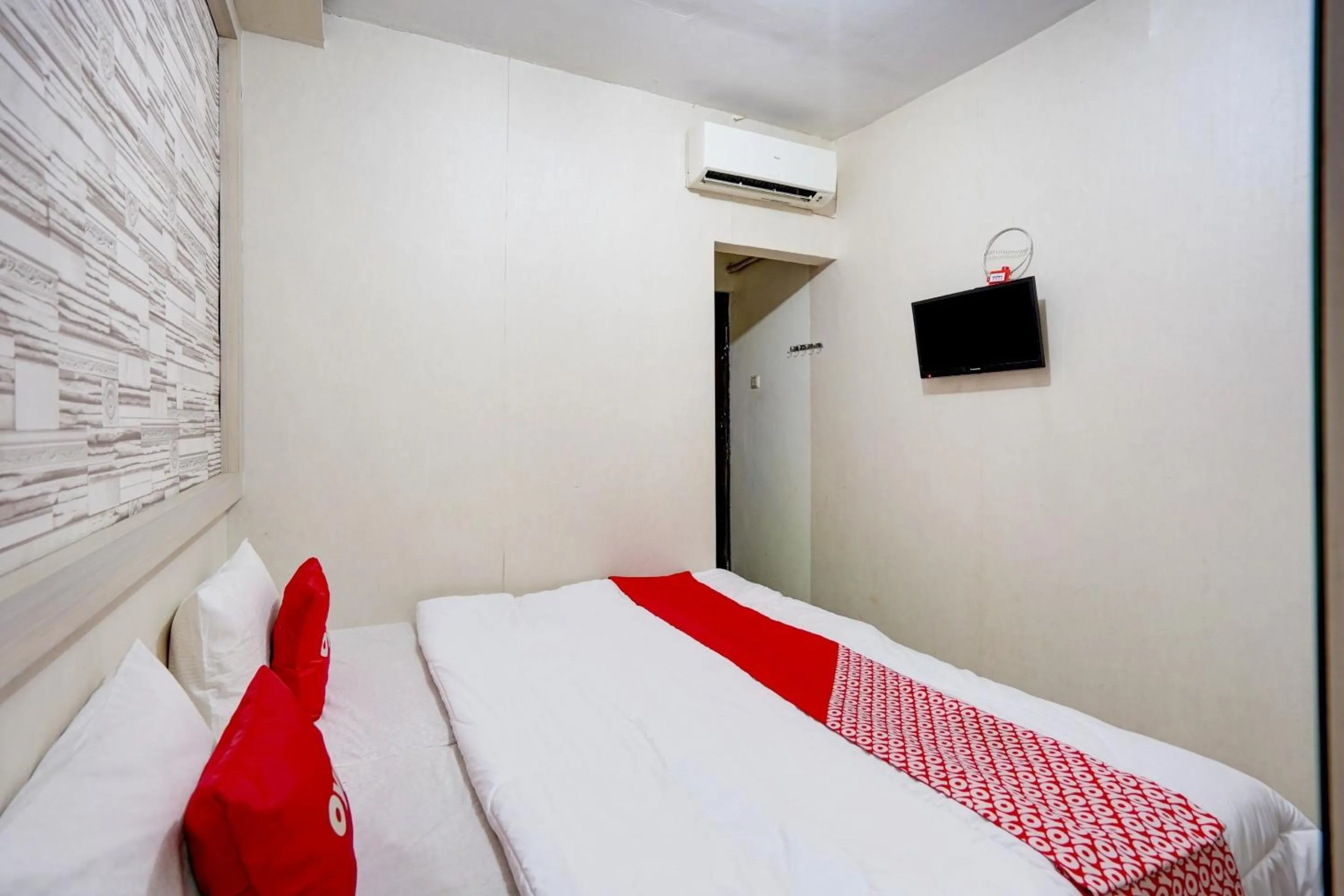 Bedroom, Bed in OYO Life 90606 Glass House Citraland Syariah
