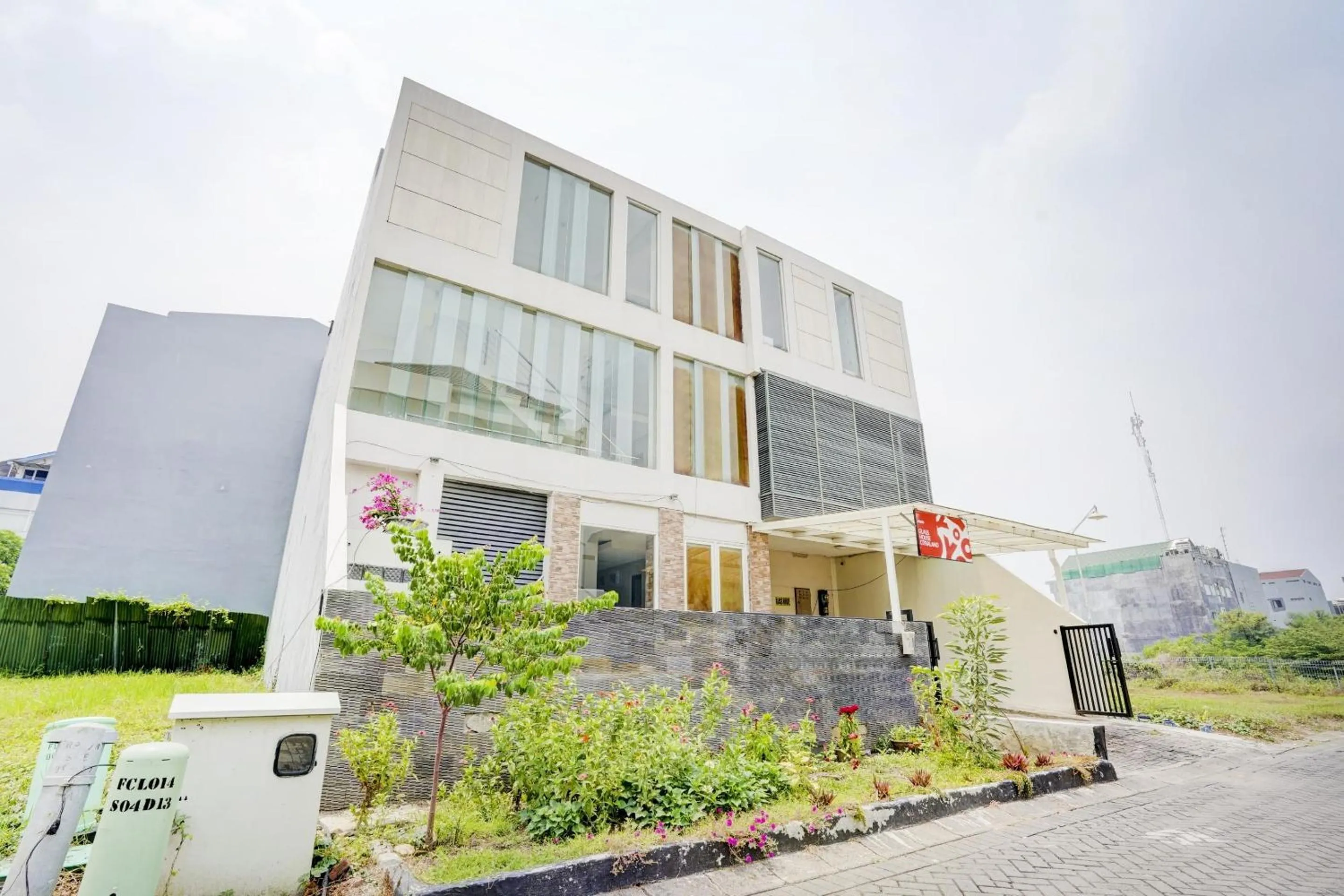Facade/entrance in OYO Life 90606 Glass House Citraland Syariah