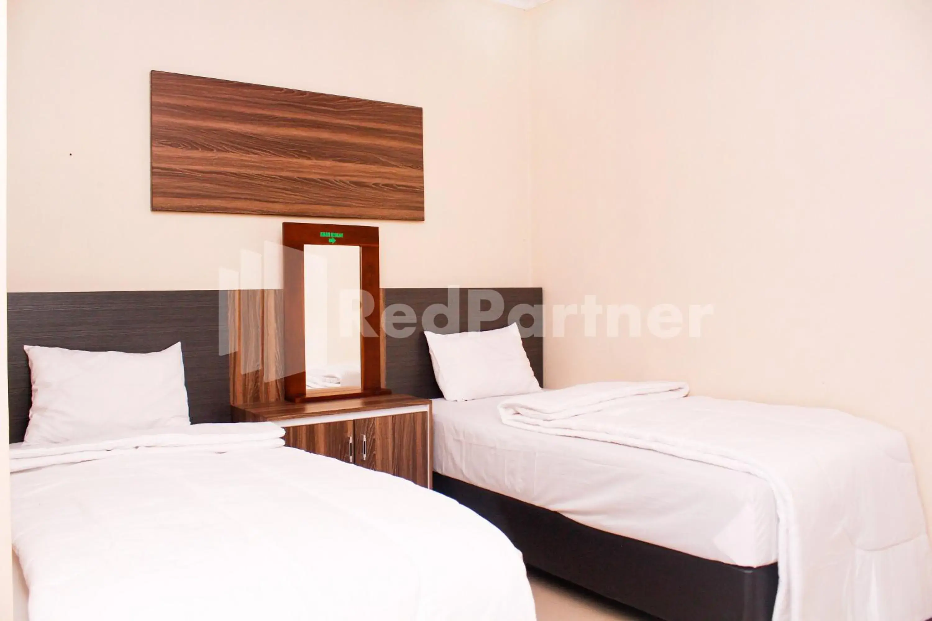 Deluxe Twin Room in Hotel Baby Angel Dieng Mitra RedDoorz Deluxe Twin Room in Hotel Baby Angel Dieng Mitra RedDoorz