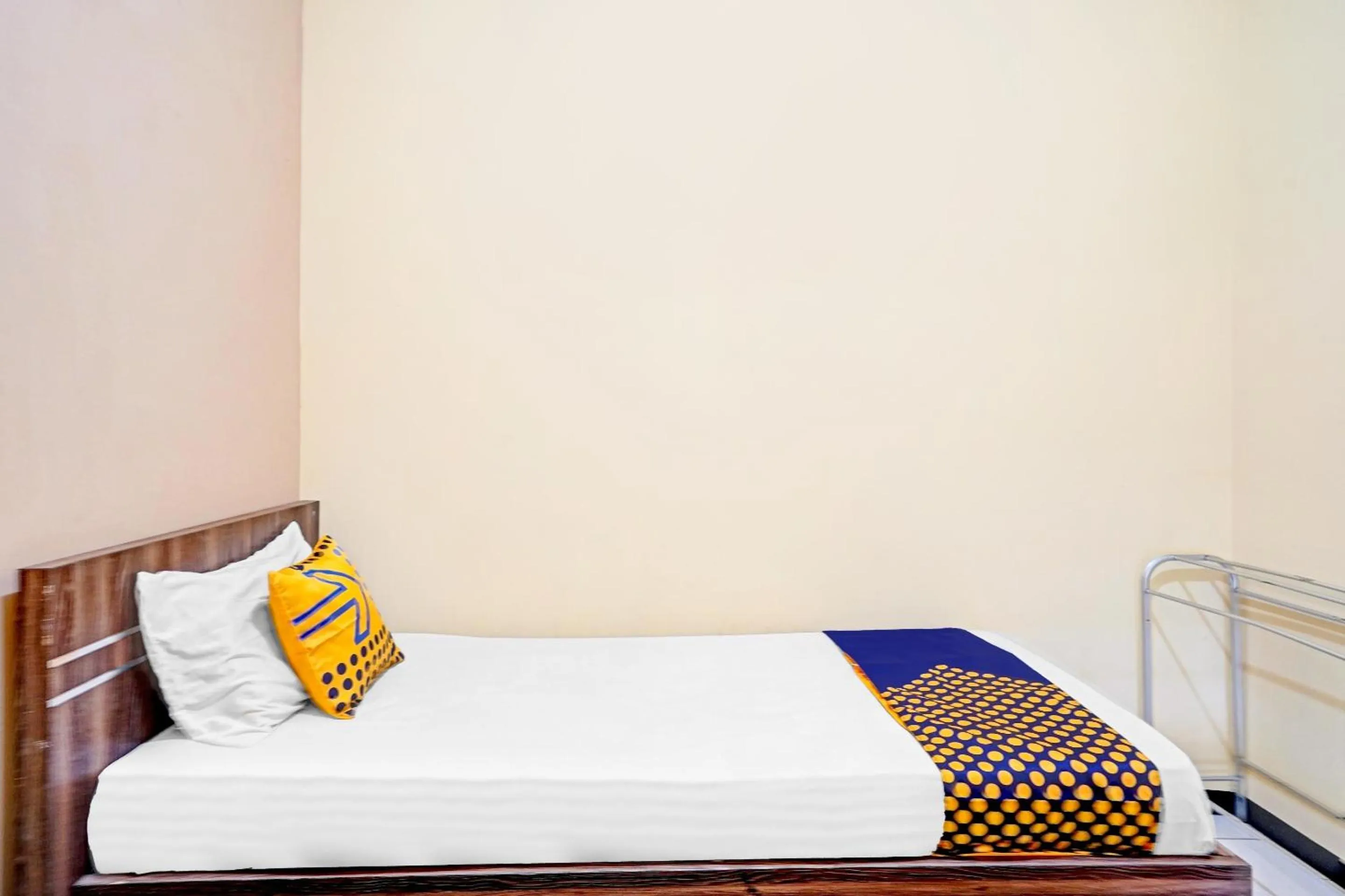 Bedroom in OYO 90622 Hotel Galaksi