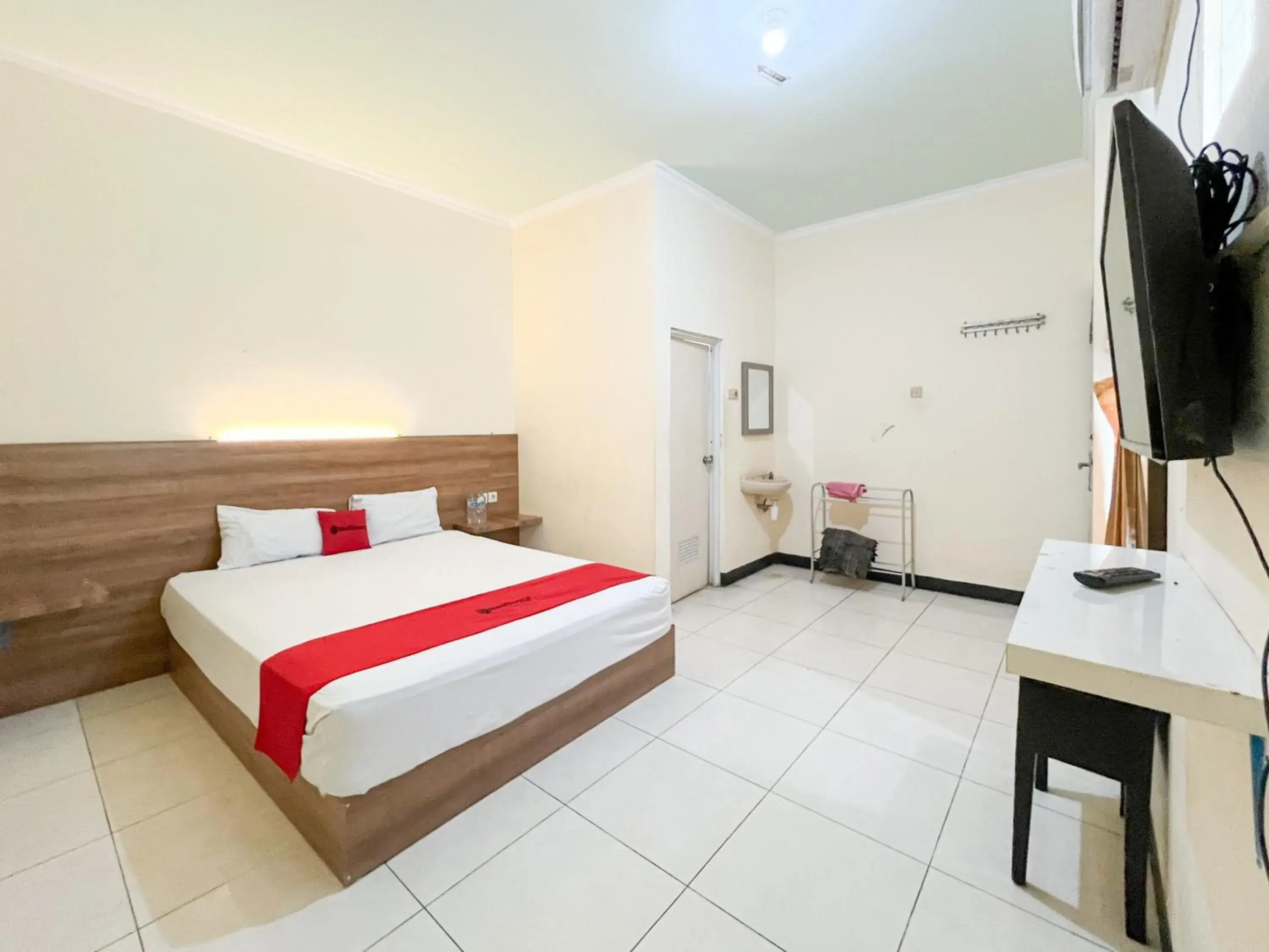 Bedroom, Bed in RedDoorz at Hotel Mutiara Ponorogo Bedroom, Bed in RedDoorz at Hotel Mutiara Ponorogo