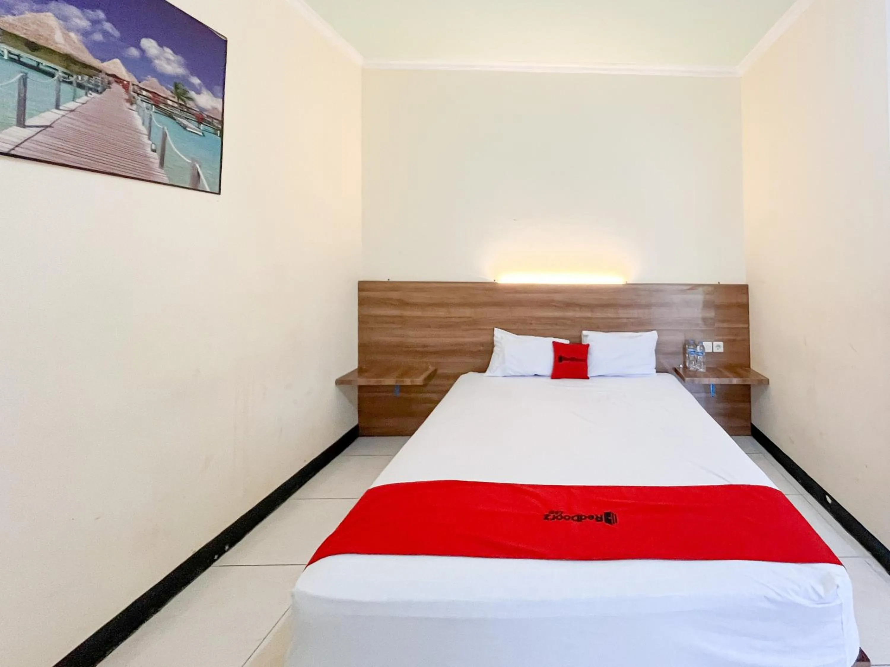 Bedroom, Bed in RedDoorz at Hotel Mutiara Ponorogo