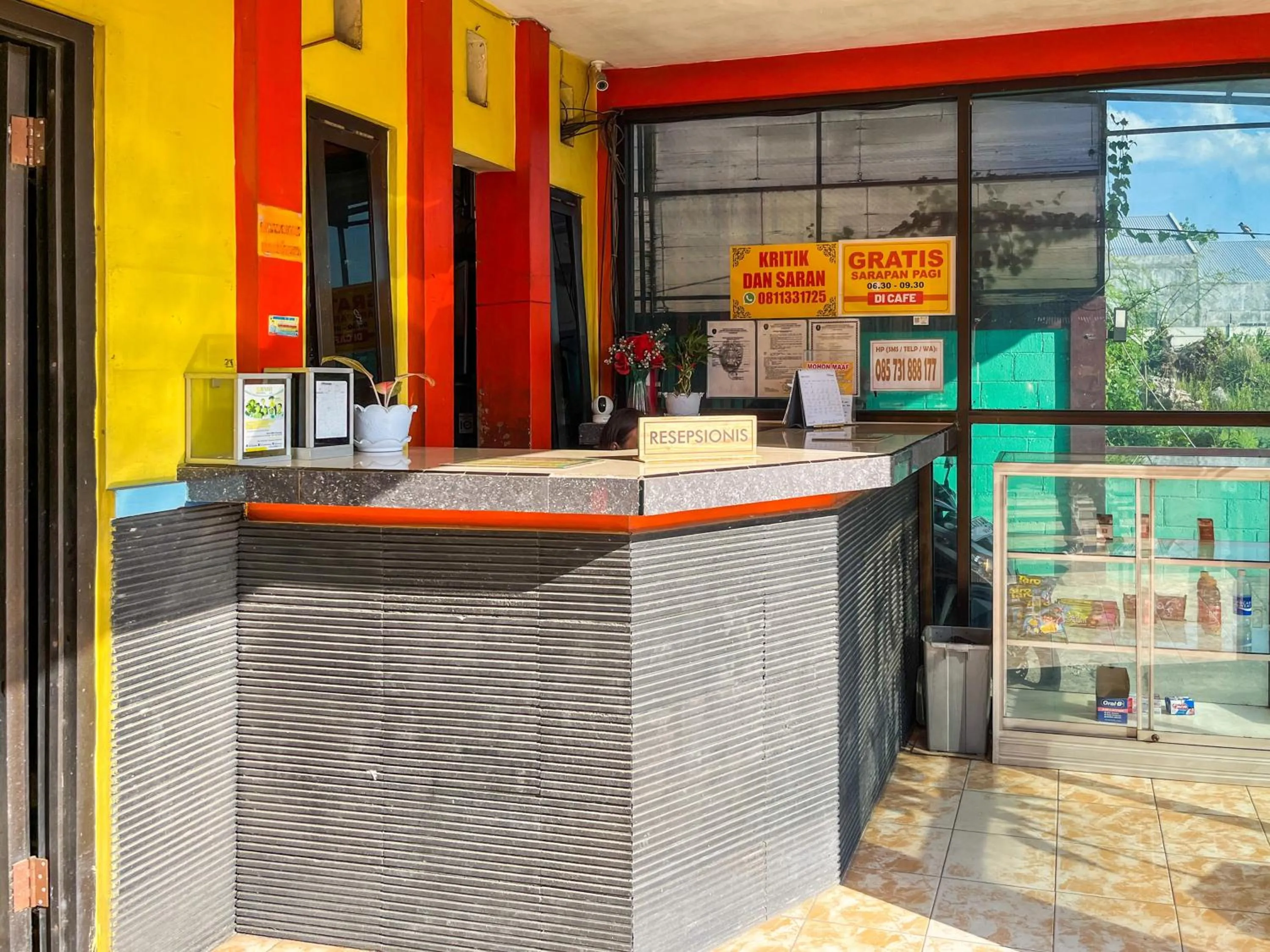 Lobby or reception in RedDoorz at Hotel Mutiara Ponorogo