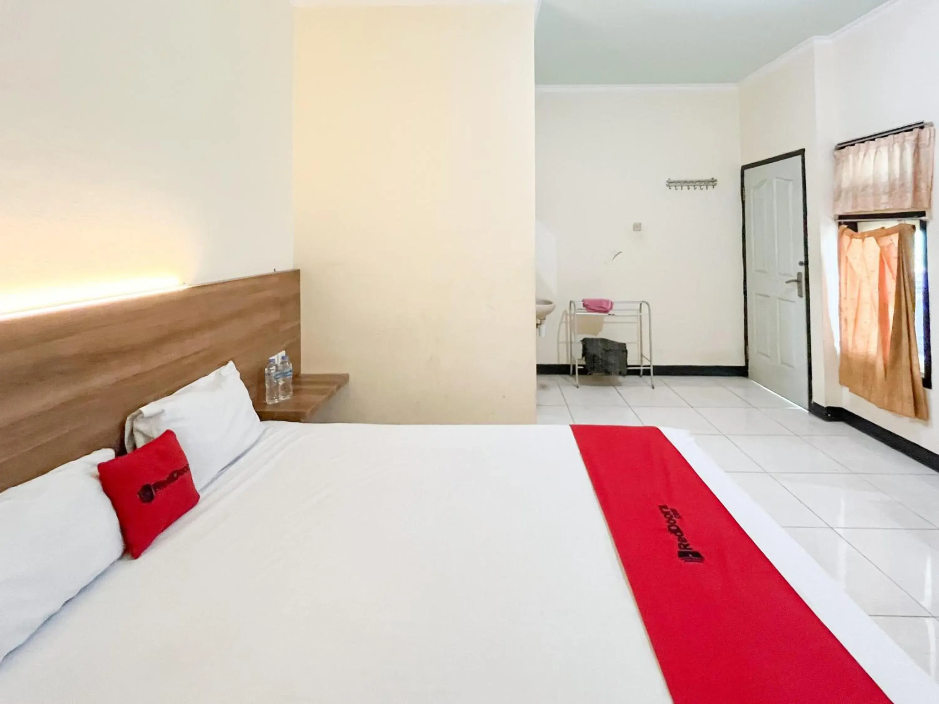 Bedroom, Bed in RedDoorz at Hotel Mutiara Ponorogo Bedroom, Bed in RedDoorz at Hotel Mutiara Ponorogo