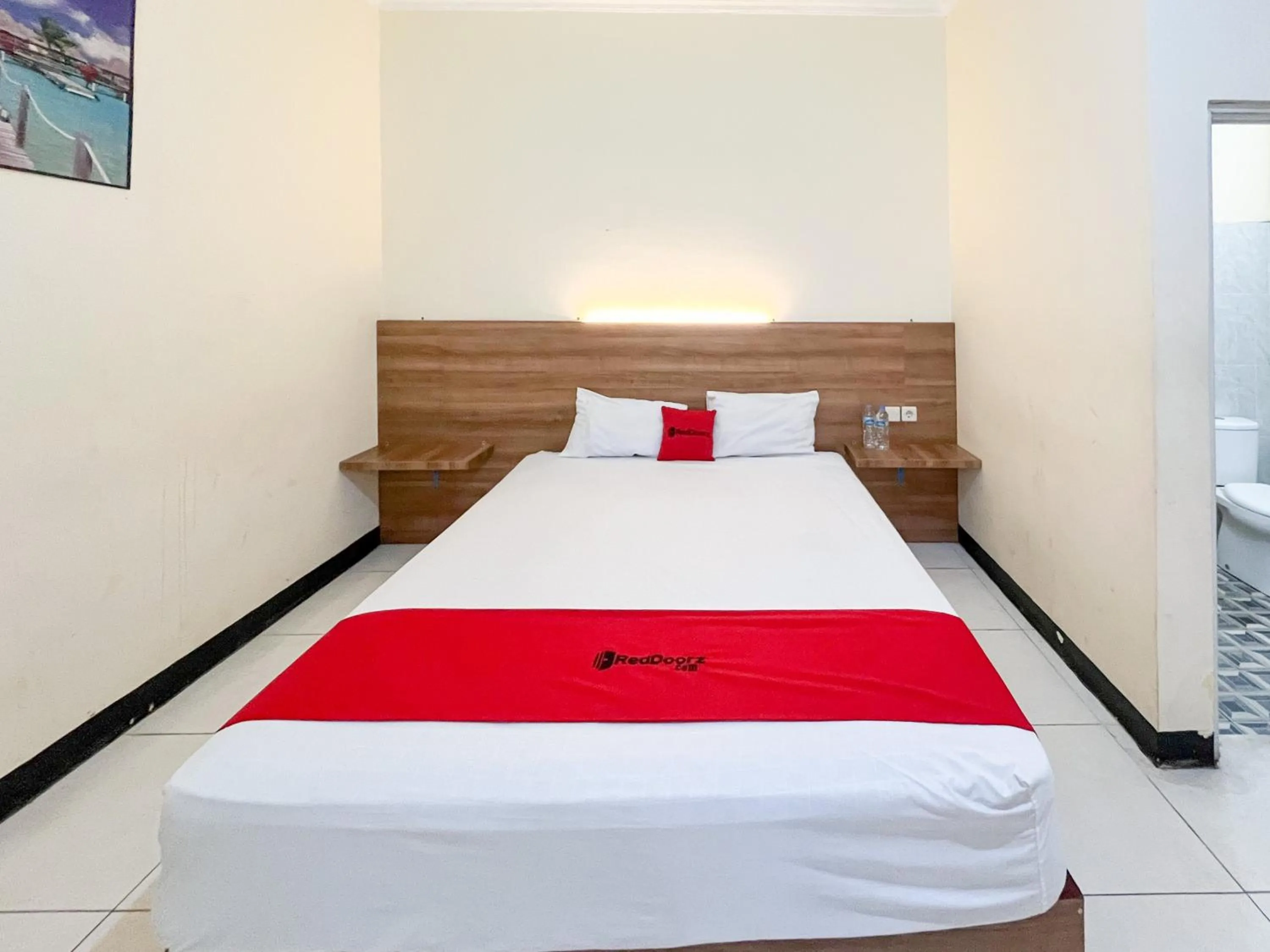 Bedroom, Bed in RedDoorz at Hotel Mutiara Ponorogo