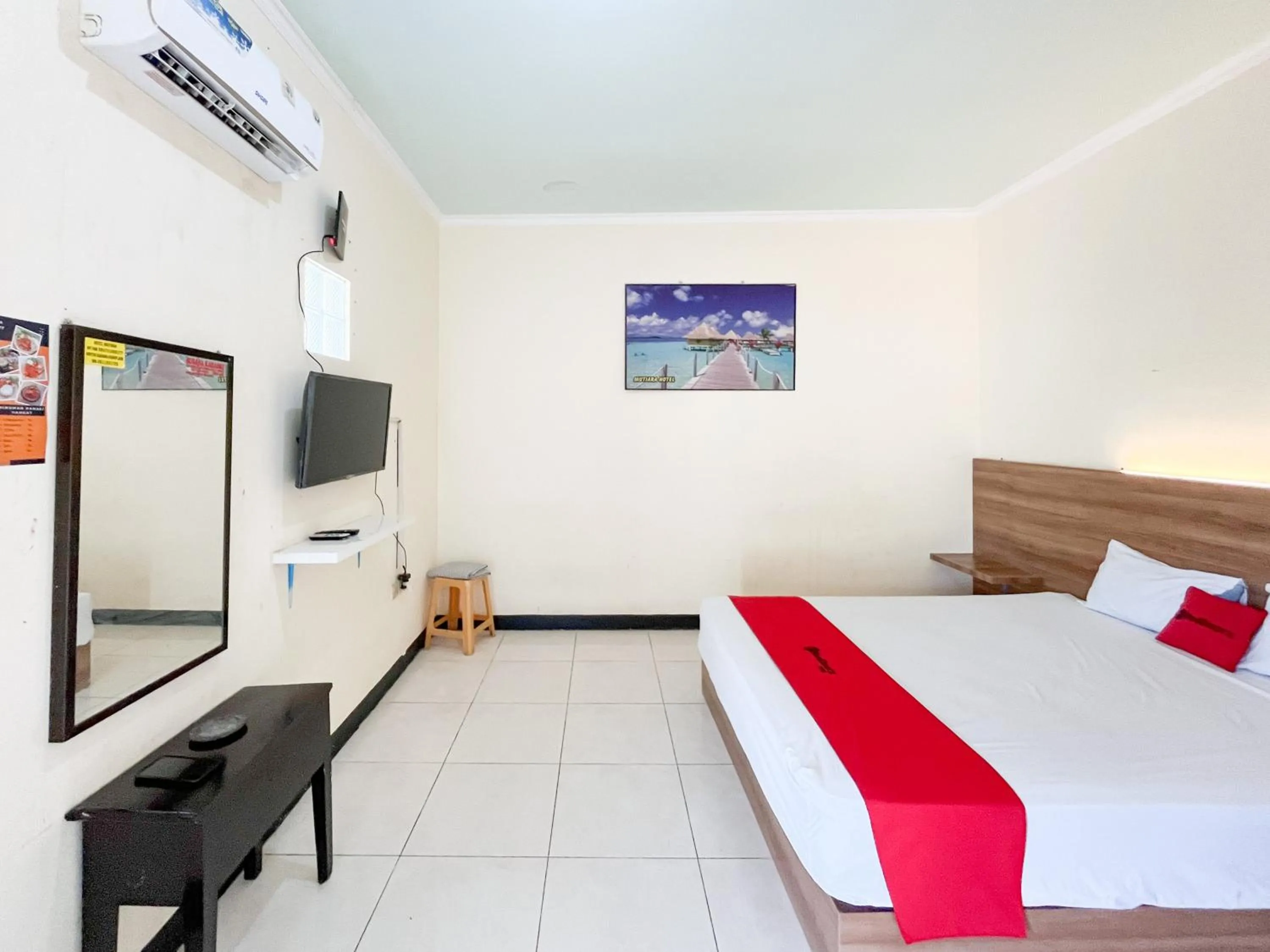 Bedroom, Bed in RedDoorz at Hotel Mutiara Ponorogo