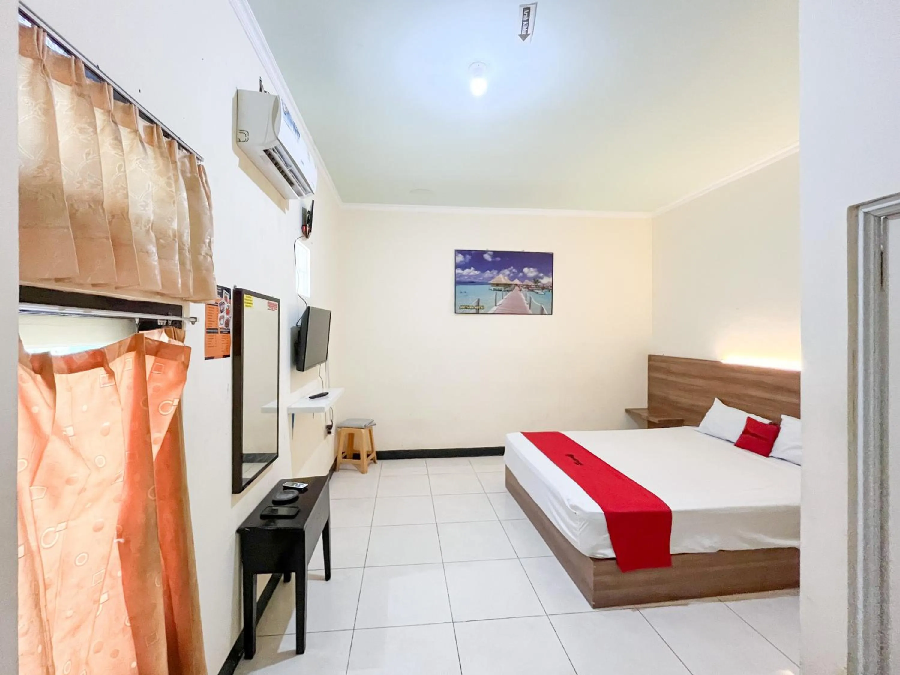 Bedroom, Bed in RedDoorz at Hotel Mutiara Ponorogo