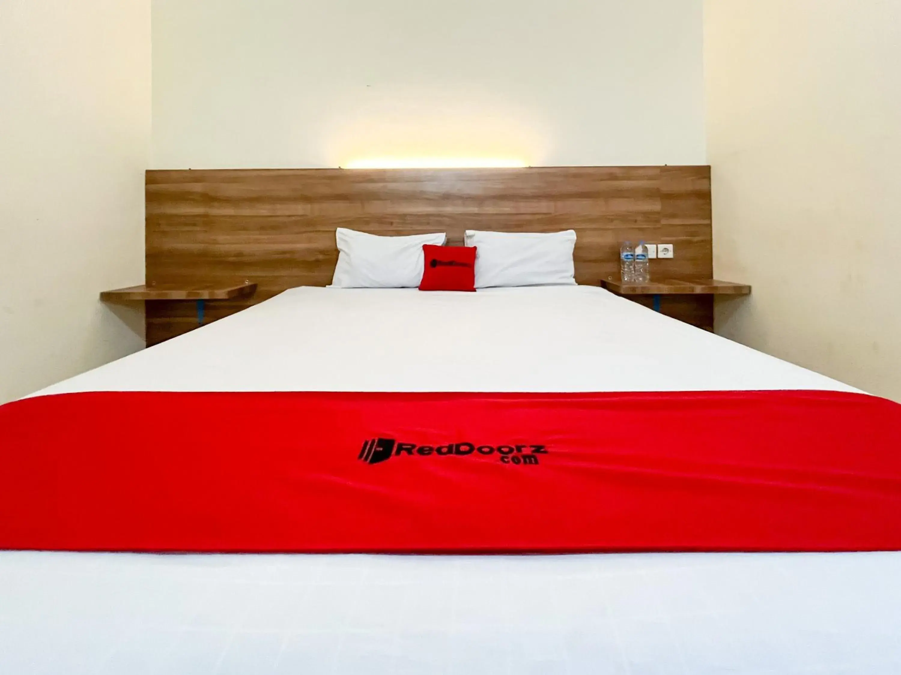 Bedroom, Bed in RedDoorz at Hotel Mutiara Ponorogo Bedroom, Bed in RedDoorz at Hotel Mutiara Ponorogo