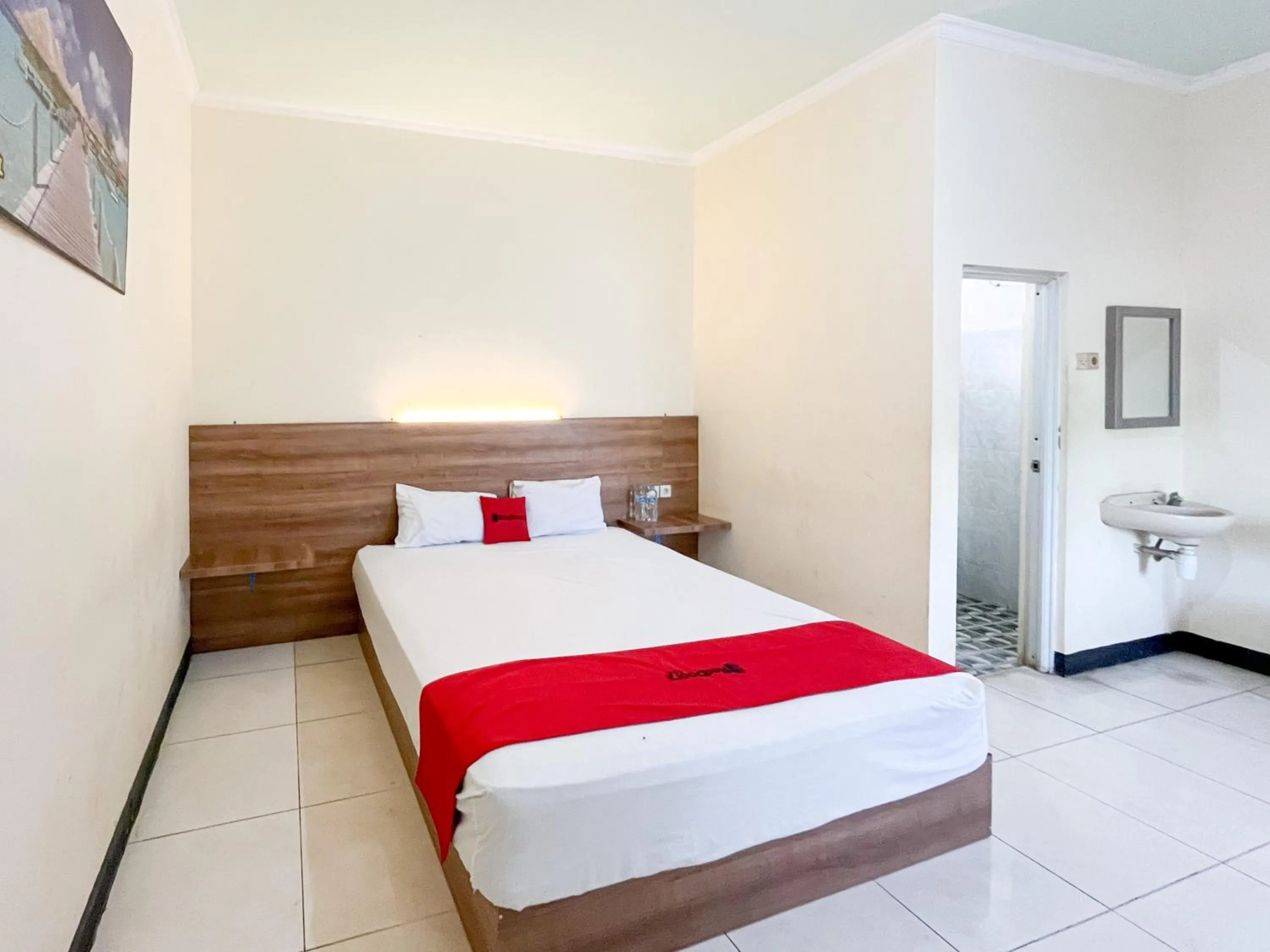 Bathroom, Bed in RedDoorz at Hotel Mutiara Ponorogo