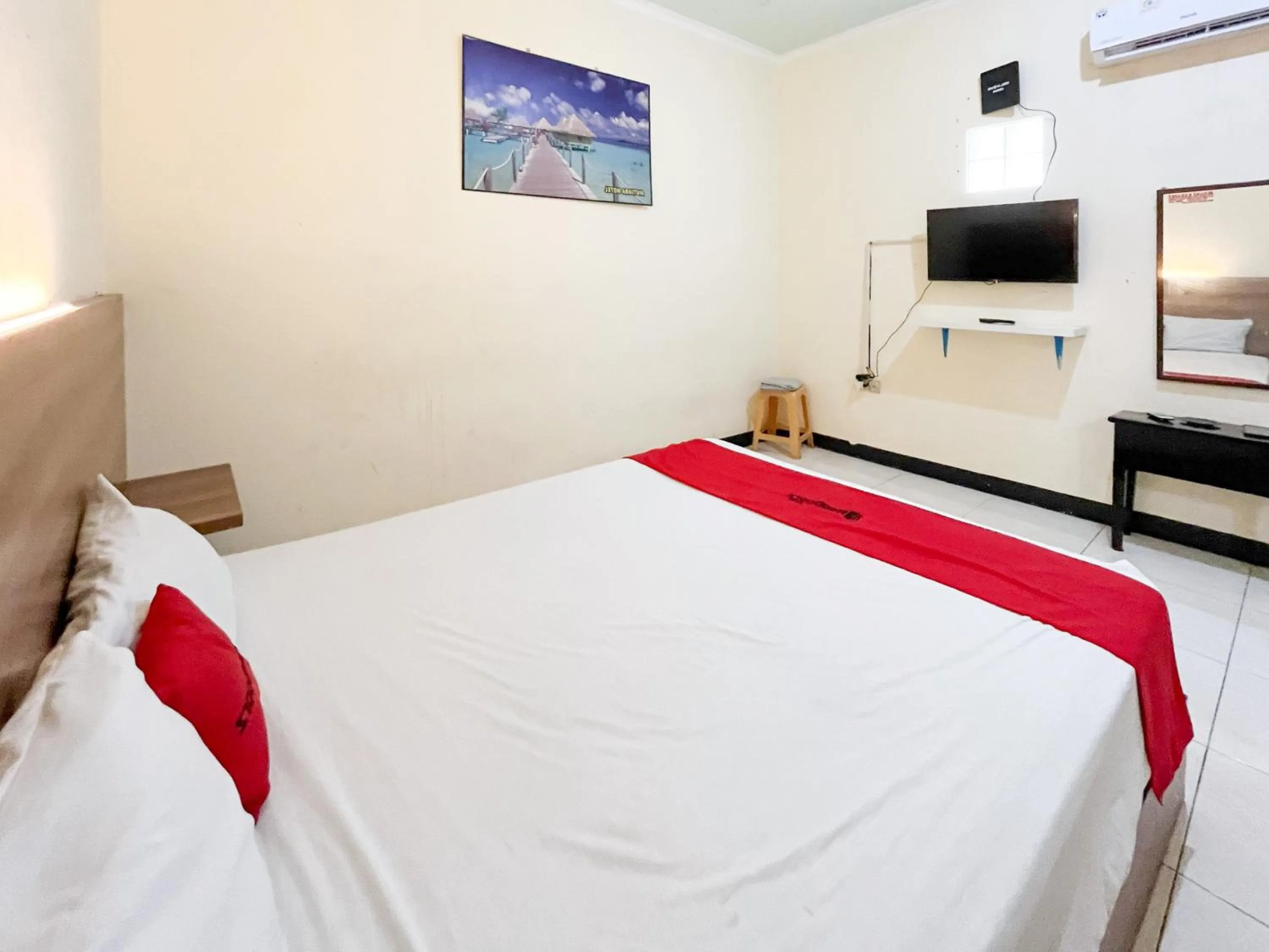 Bedroom, Bed in RedDoorz at Hotel Mutiara Ponorogo