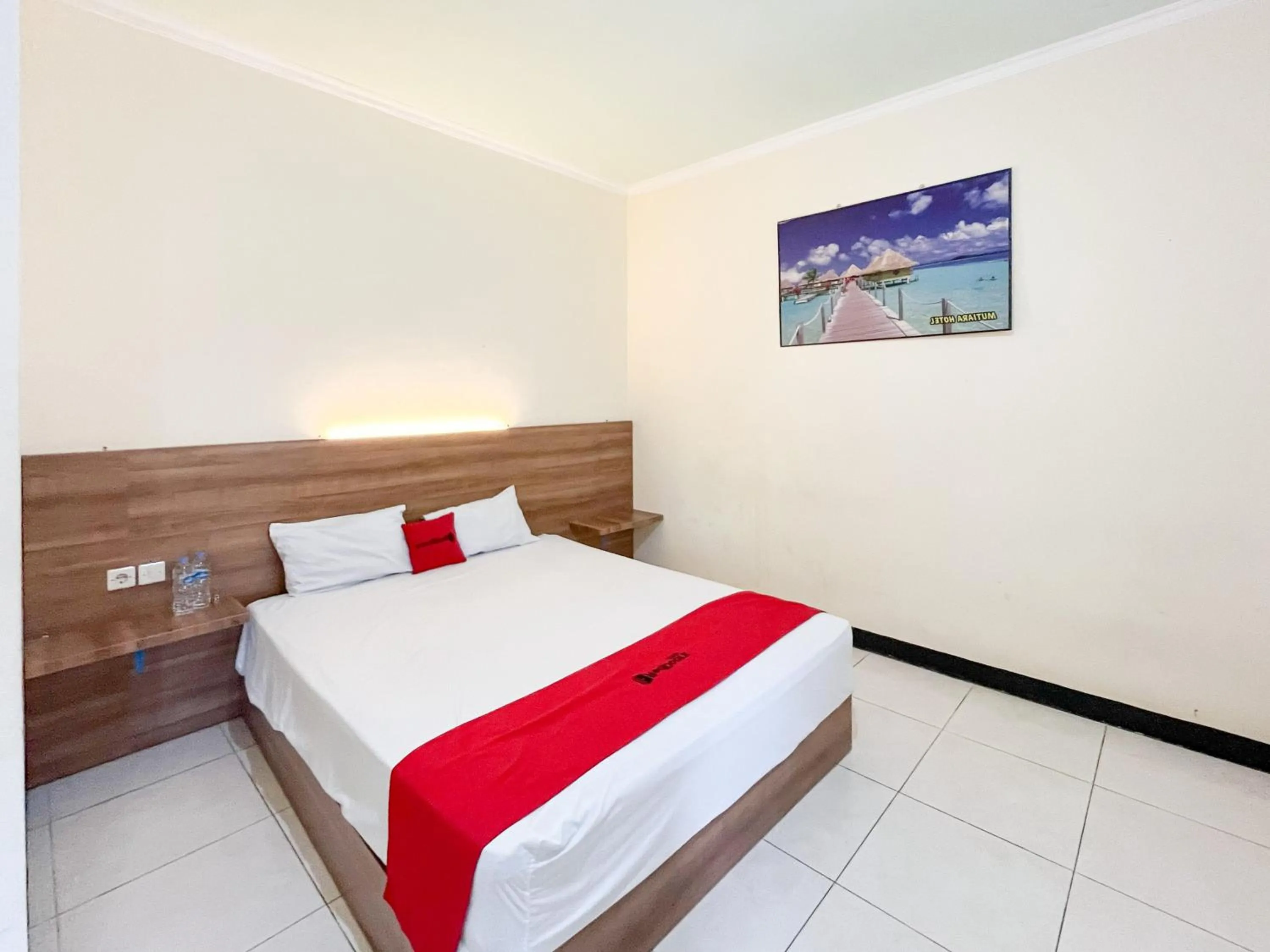 Bedroom, Bed in RedDoorz at Hotel Mutiara Ponorogo