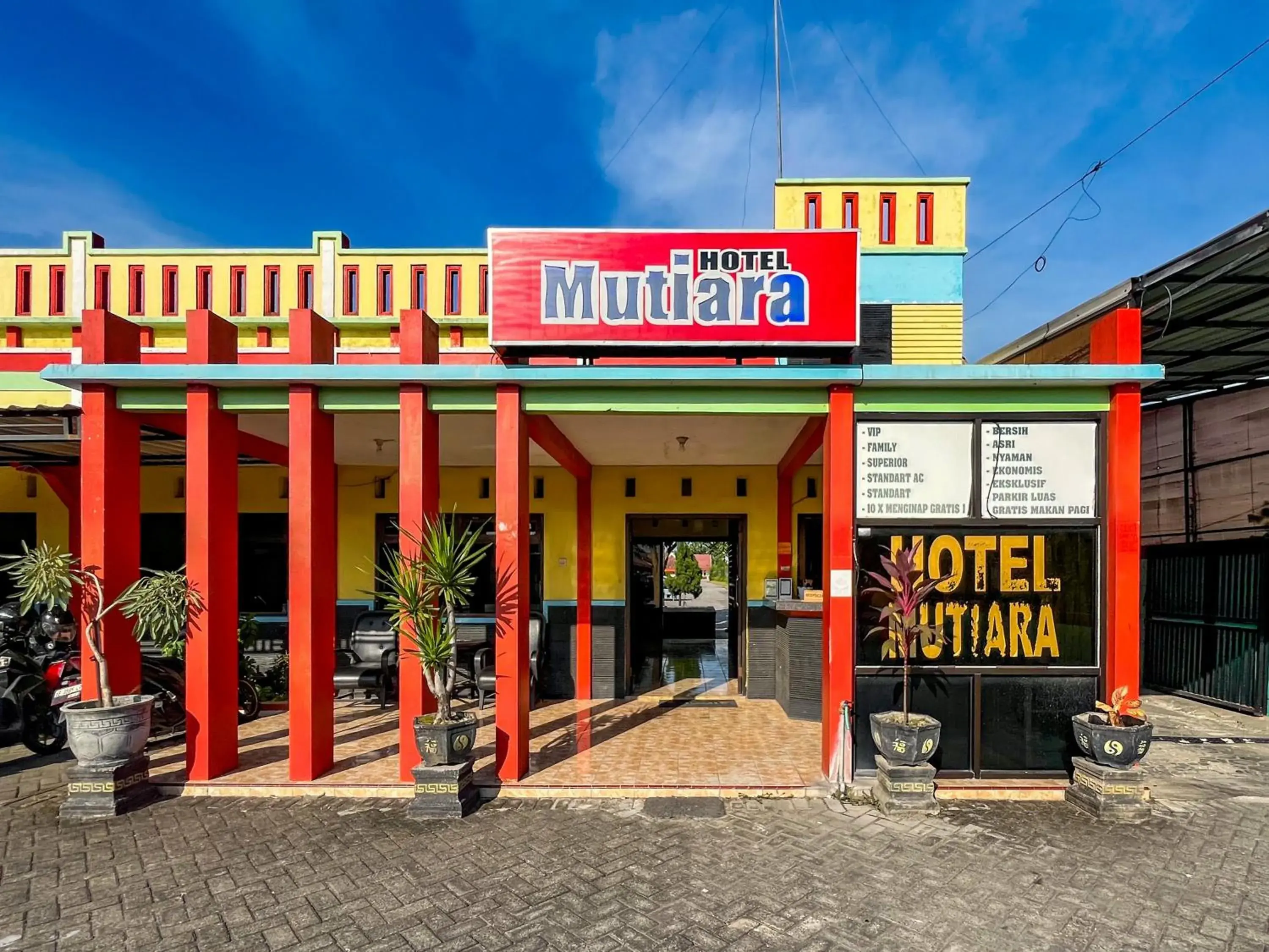 Facade/entrance in RedDoorz at Hotel Mutiara Ponorogo Facade/entrance in RedDoorz at Hotel Mutiara Ponorogo
