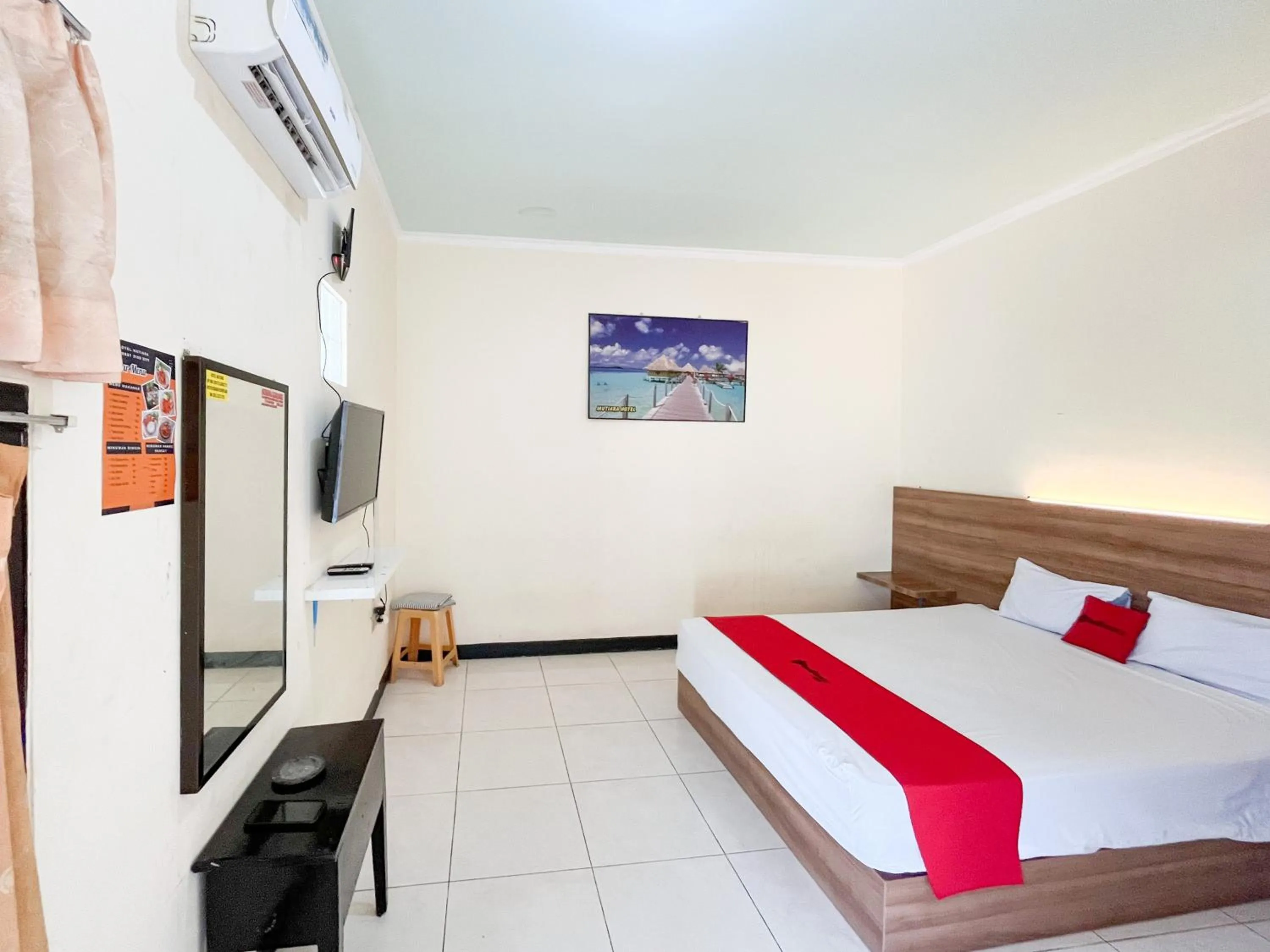 Bedroom, Bed in RedDoorz at Hotel Mutiara Ponorogo