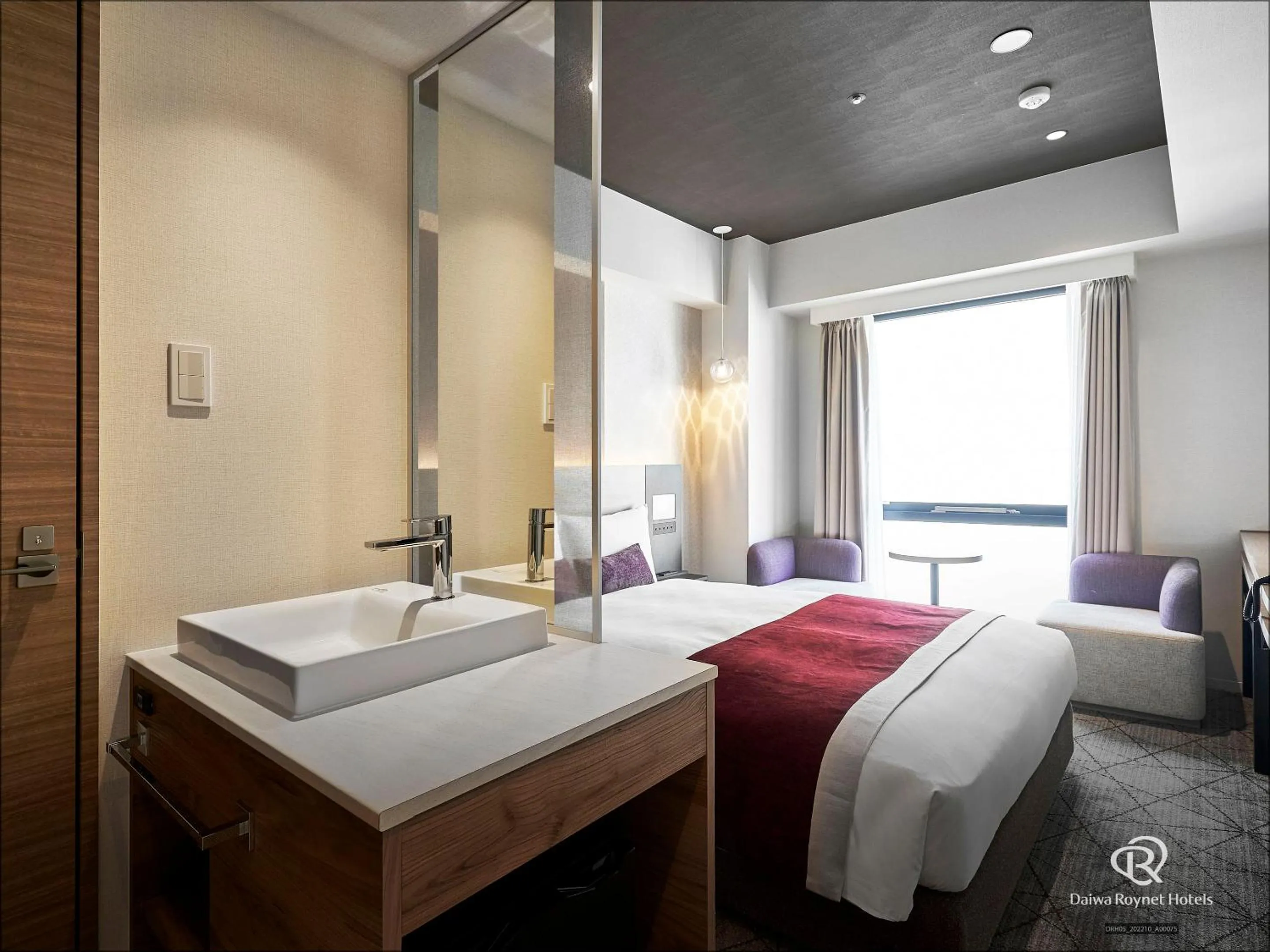 Photo of the whole room, Bed in Daiwa Roynet Hotel Osaka Sakaisuji Honmachi PREMIER